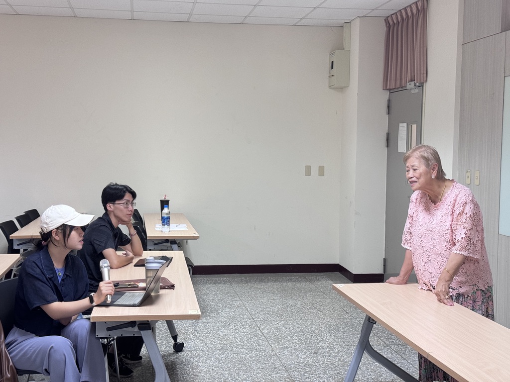 圖為馬文蘭老師(右),以中文演講與學生互動、交流。