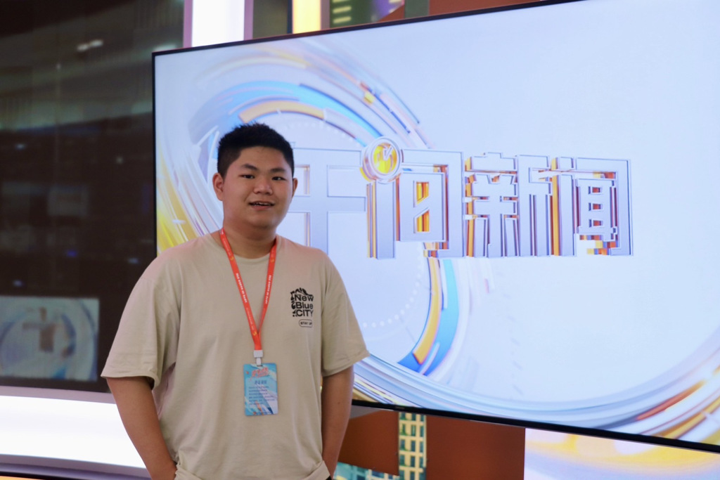 圖為亞大資傳系黃智遠同學,獲選在湖南衛視《新聞大求真》節目實習。