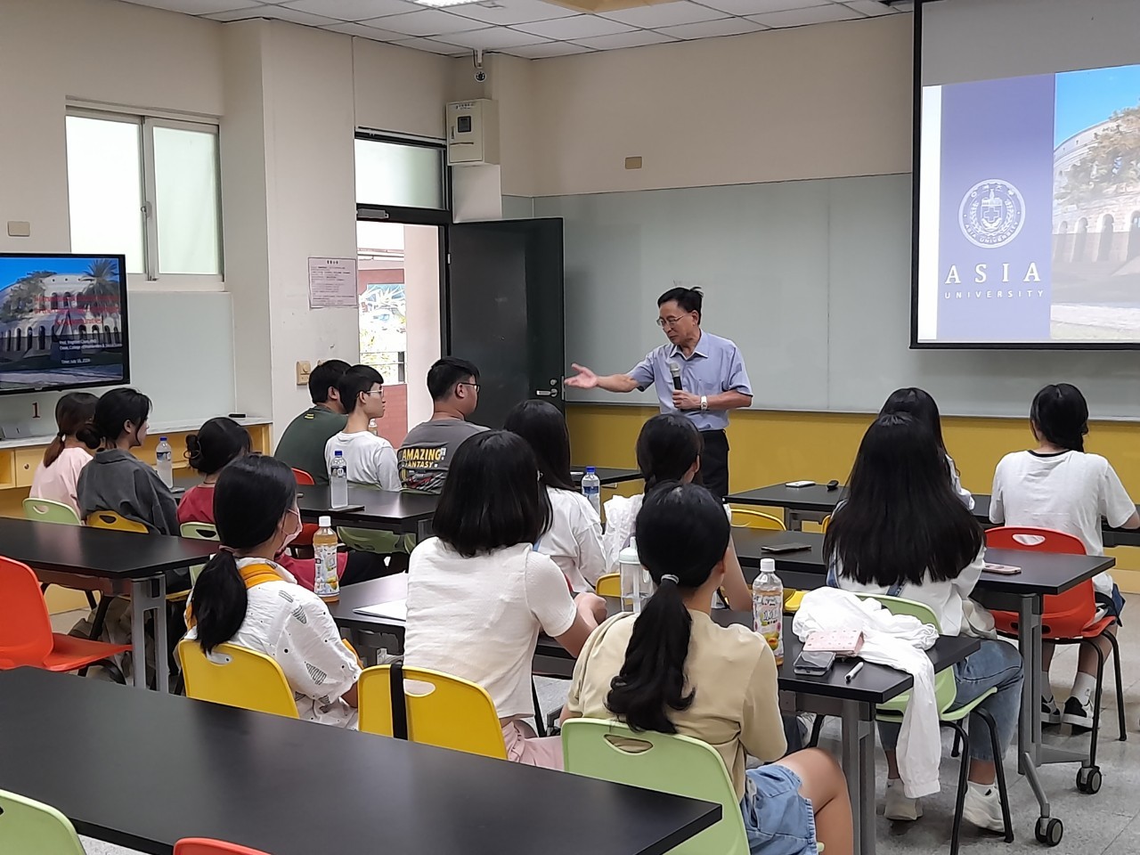 圖為亞大人社學院長陳英輝,強調跨領域學習的重要性。