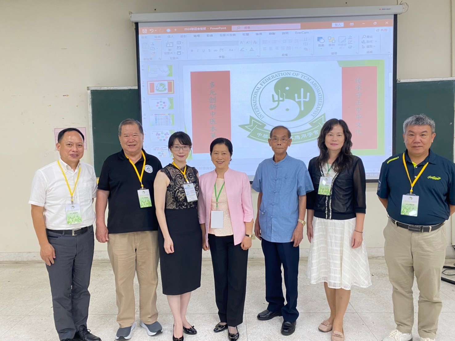 圖為亞大保健系舉辦「國際芳香本草交流聯誼會」,保健系主任李明明(右2)、中華芳香本草學會理事長曾俊明(右3)、亞洲太平洋國際香精香料協會長楊安萍(右4)、及保健系林錚苑老師(右5)等合影。