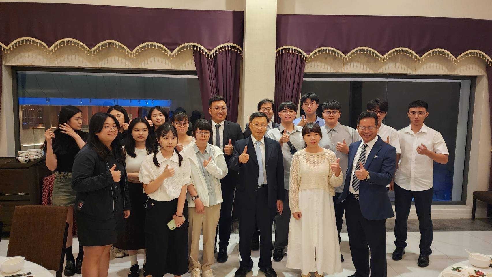 亞洲大學校長蔡進發(中)、國際長歐仁和(右1)、產學長王昭能(後中左)、資工系主任朱學亭(後中右)與14位亞大學生前往越南胡志明市進行為期五天的學習參訪活動