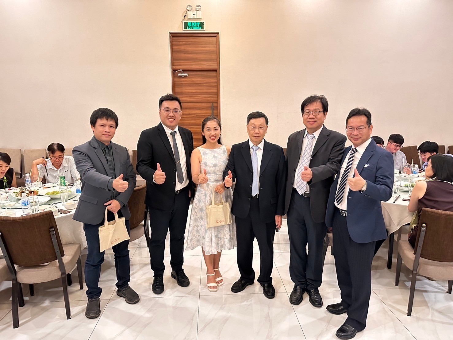 亞洲大學校長蔡進發(右3)、國際長歐仁和(右1)、產學長王昭能(左2)、資工系主任朱學亭(右2)與越南畢業校友們會面