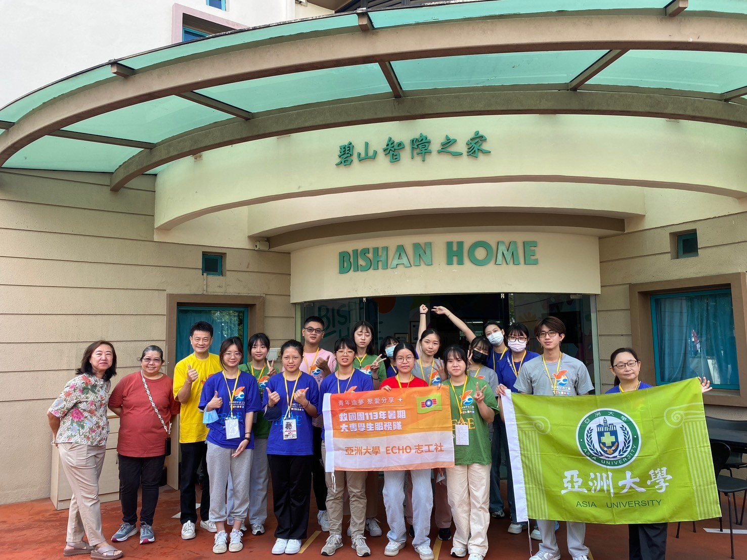圖為亞大志工團在新加坡「碧山之家」,與工作人員、收容者等合影。