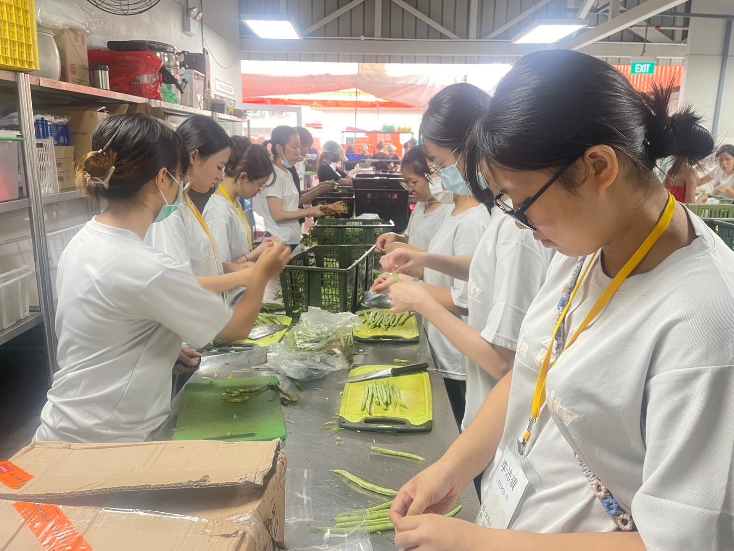 圖為亞大志工團同學,在新加坡「願之心」慈善社區廚房,參與準備食材。