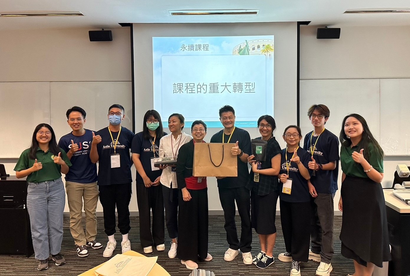 圖為亞大志工團在新加坡社科大學,深入交流志願服務等。