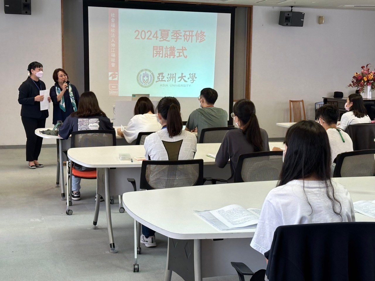 圖為亞大社工系5位同學,參加日本「社会福祉法人伸こう福祉会」舉辦的實習始業式。