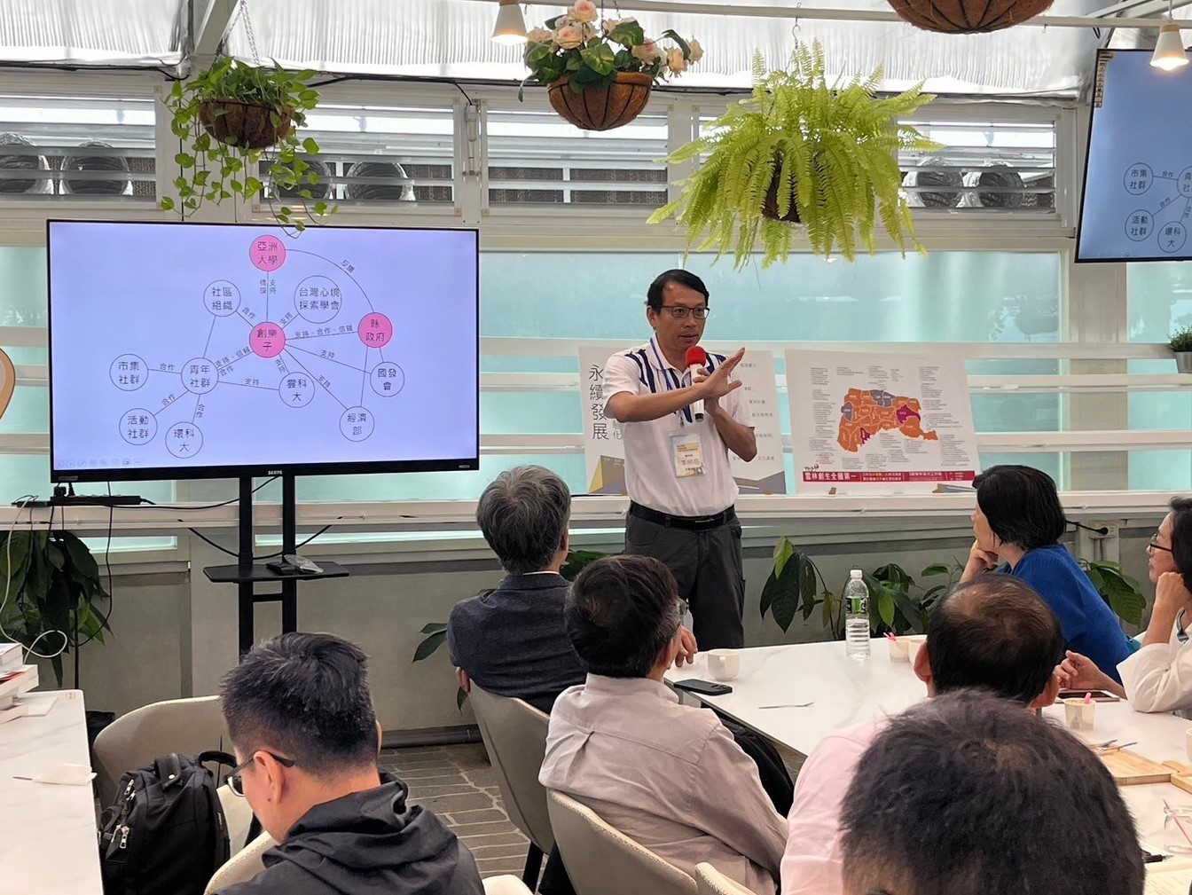 圖為雲林縣計畫處長李明岳,談亞大在雲林執行「大地方計畫」過程。