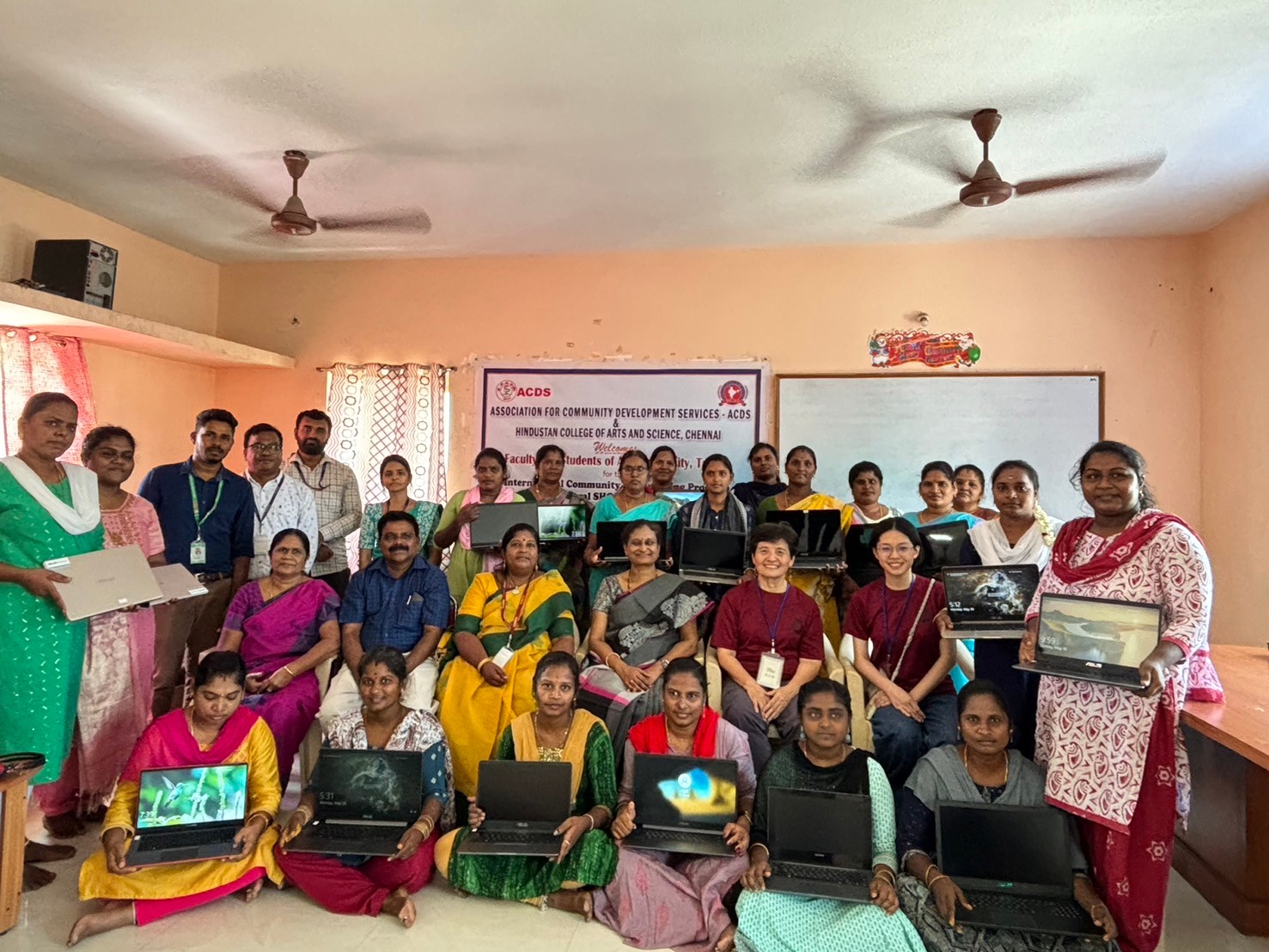 圖為亞大社工系師生,在印度清奈(Chennai)社區發展服務協會( ACDS),進行電腦捐贈儀式。