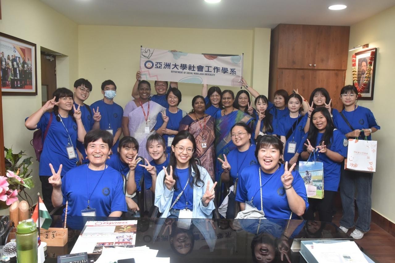 圖為亞大社工系師生,拜訪印度斯坦文理學院( HCAS),與該校師長合影。