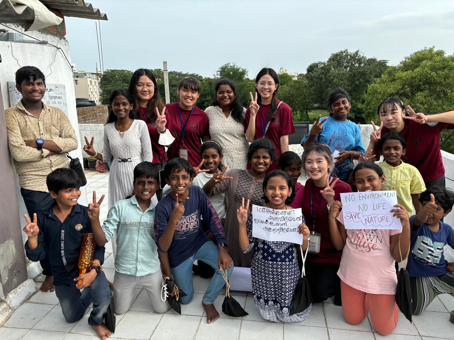 圖為印度Chetpet Tamil Baptist Church教會小朋友,帶領亞大社工系師生,至社區宣導環保觀念。