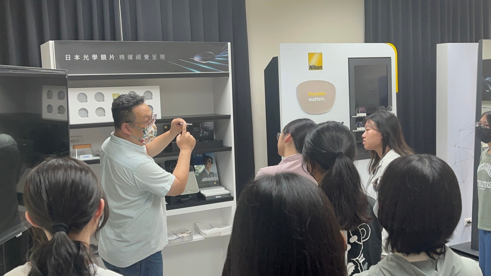 圖為亞大視光系林羿陞老師,帶領同學參觀「Nikon視光體驗中心」。