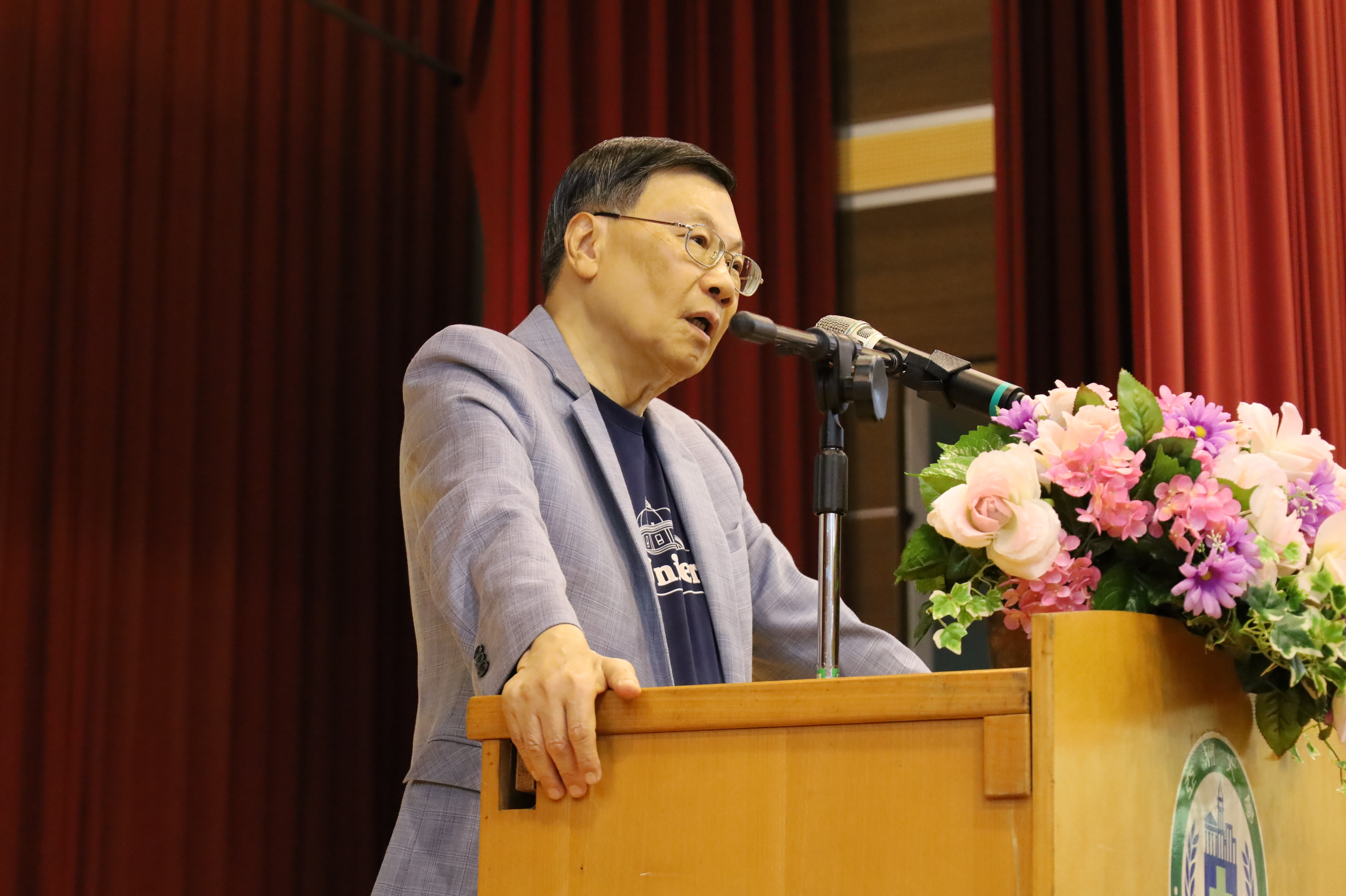 圖為亞大校長蔡進發勉勵新生，在大學期間培養終身學習、不被AI取代的能力。
