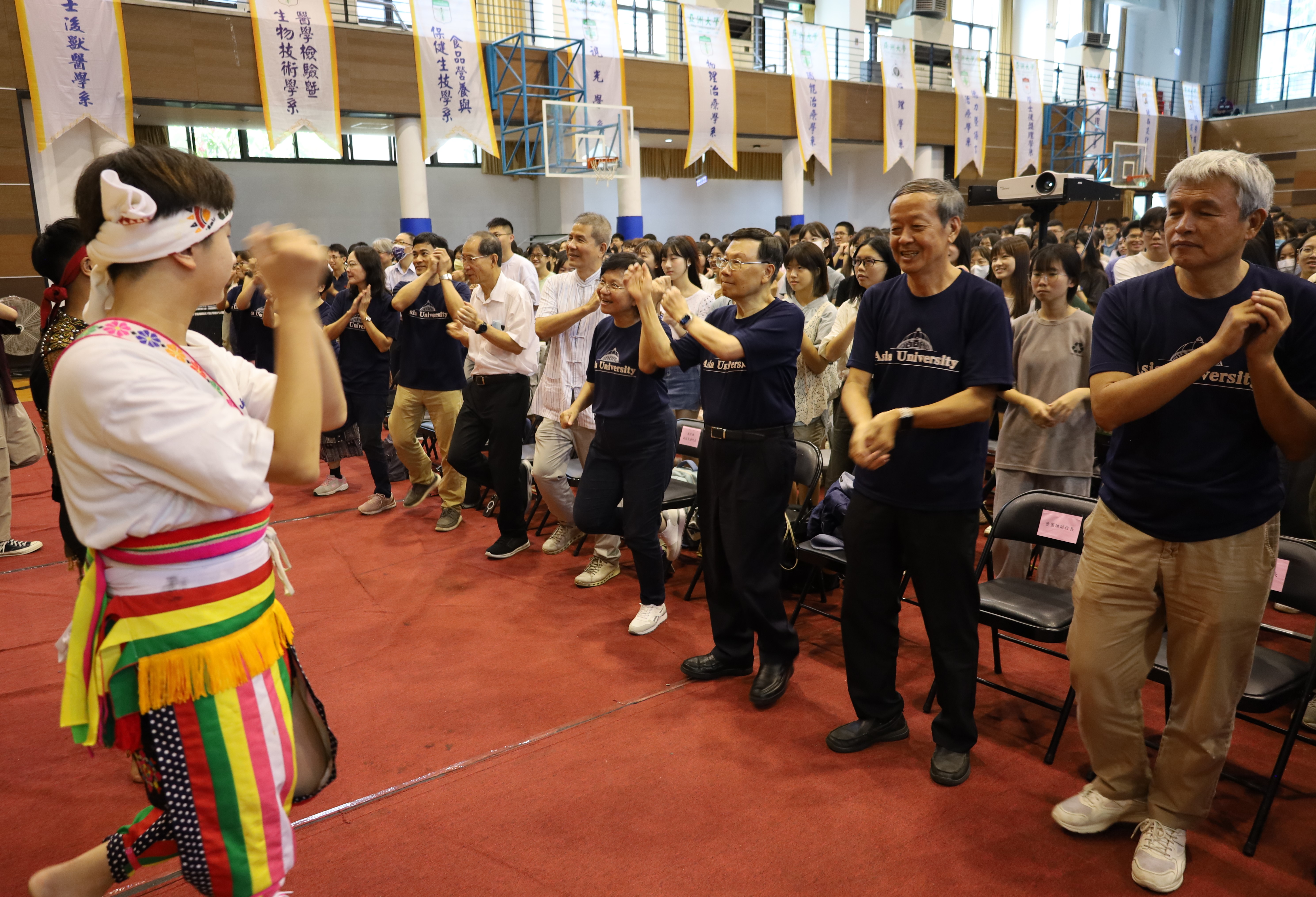圖為亞大校長蔡進發(右3)和師長，和新生一起帶動唱，展現亞大活力。