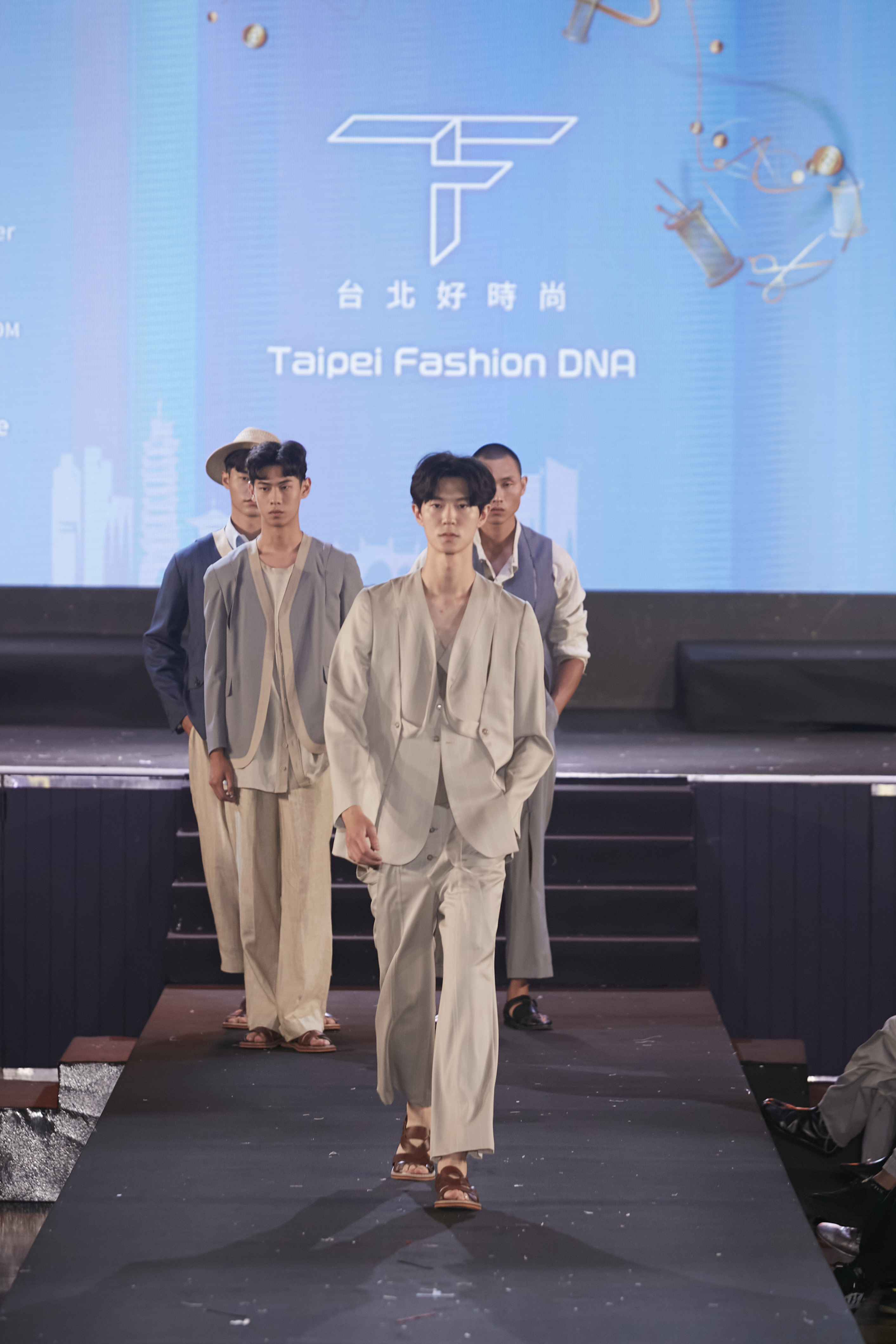 圖為亞大時尚系鄧亦凱同學,「CROSSING BORDERS」系列作品動態展示。(照片來源:台北市商業處)