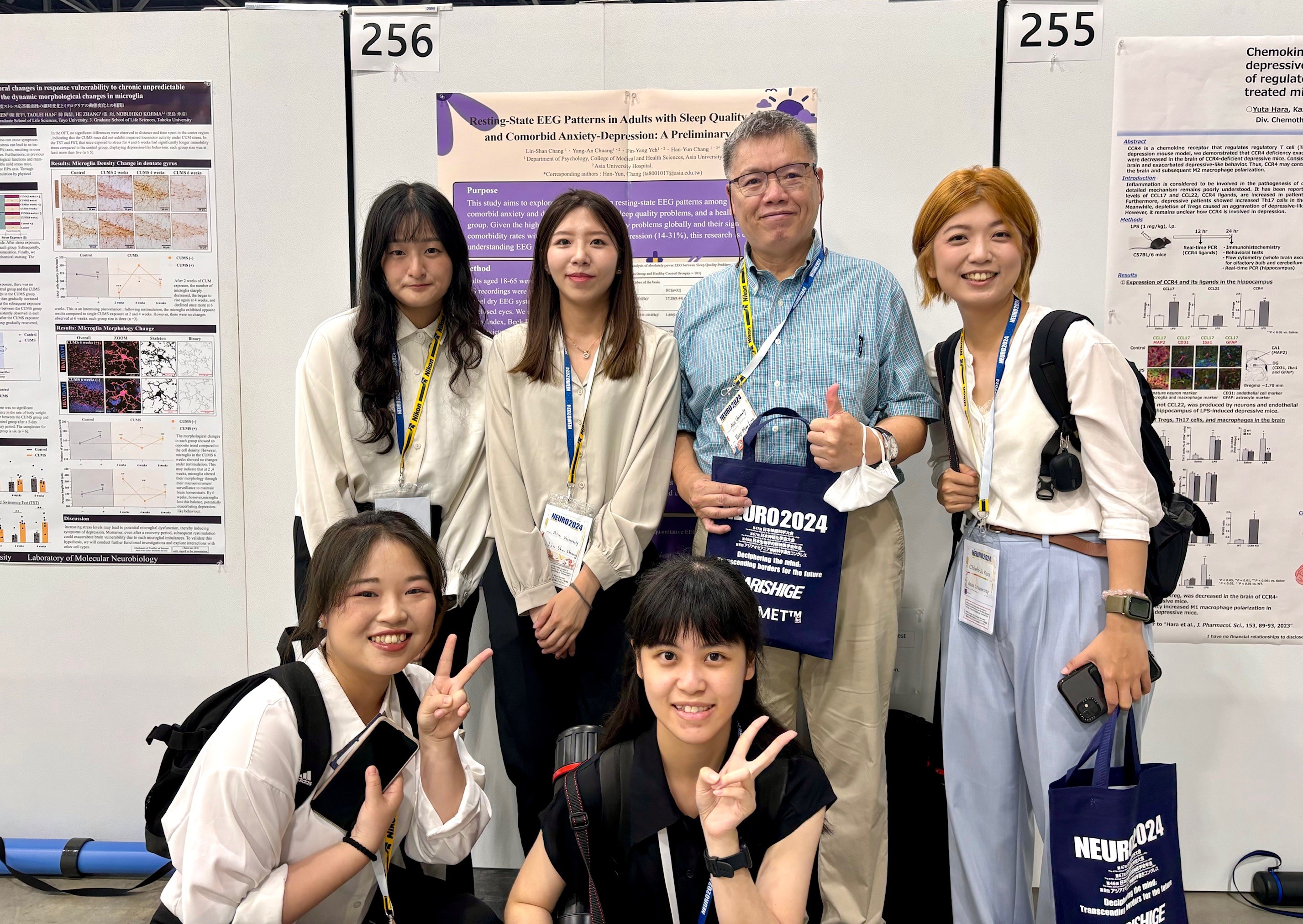 圖為亞大心理系主任廖瑞銘(後排右2)與6位研究生,至日本福岡「NEURO2024神經科學聯席會」發表論文。