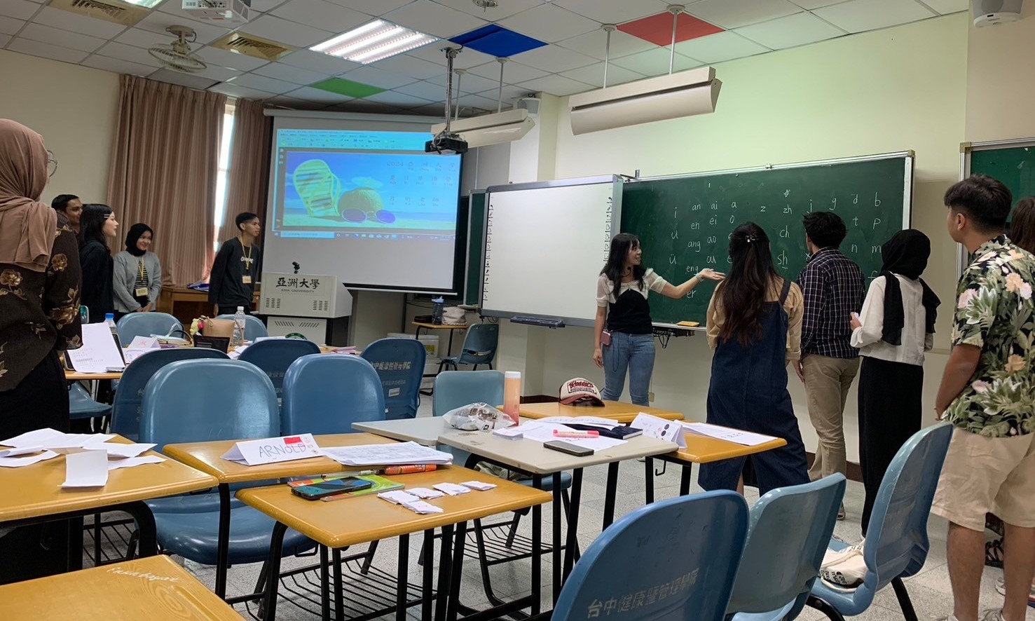 圖為亞大國際處暑期華語課程,學員在課堂中互動。