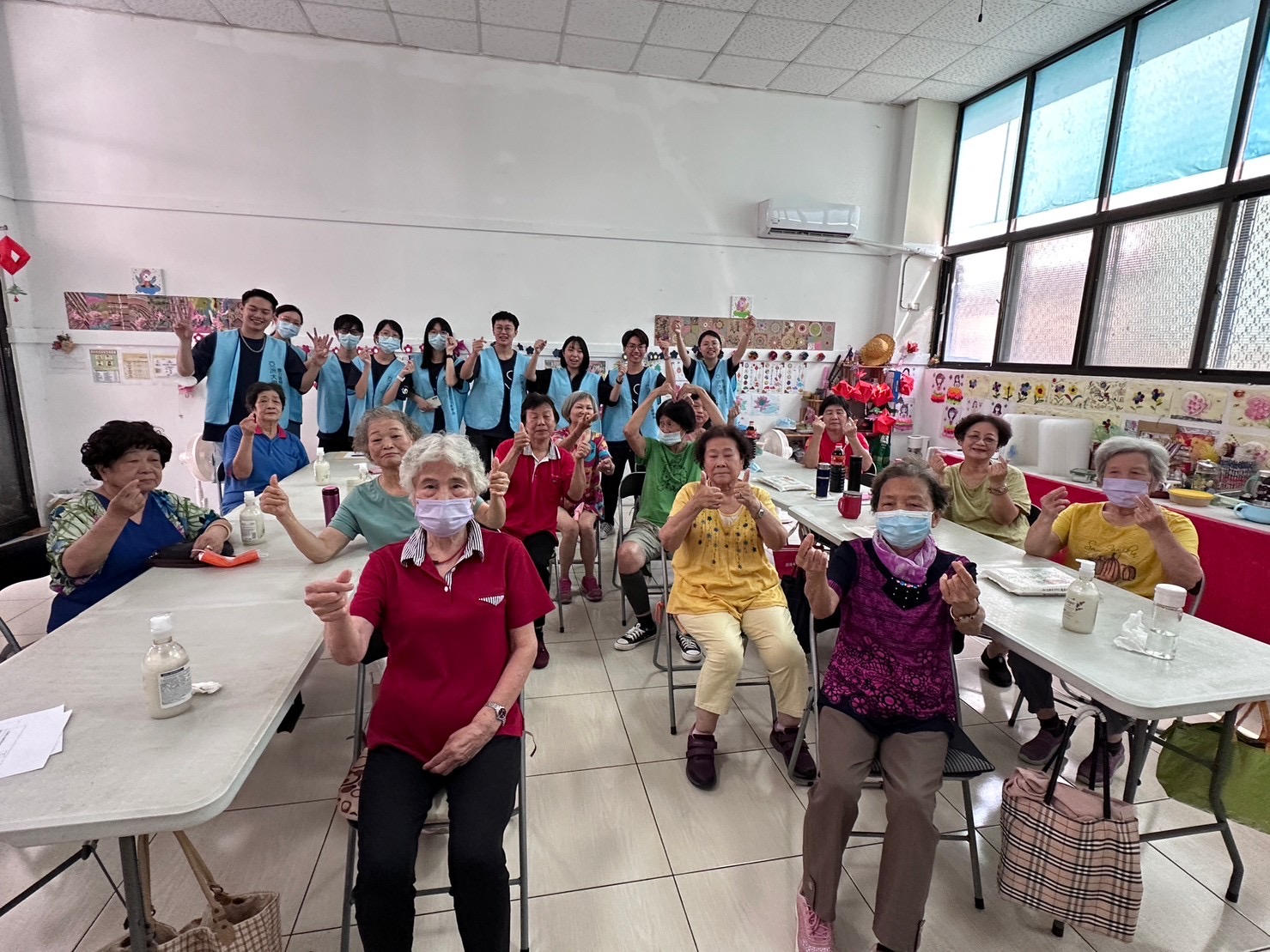 圖為亞大聽語系同學,進行社區聽力團康活動,與長輩分享聽力保健知識,並在遊戲中融合聽覺技巧。