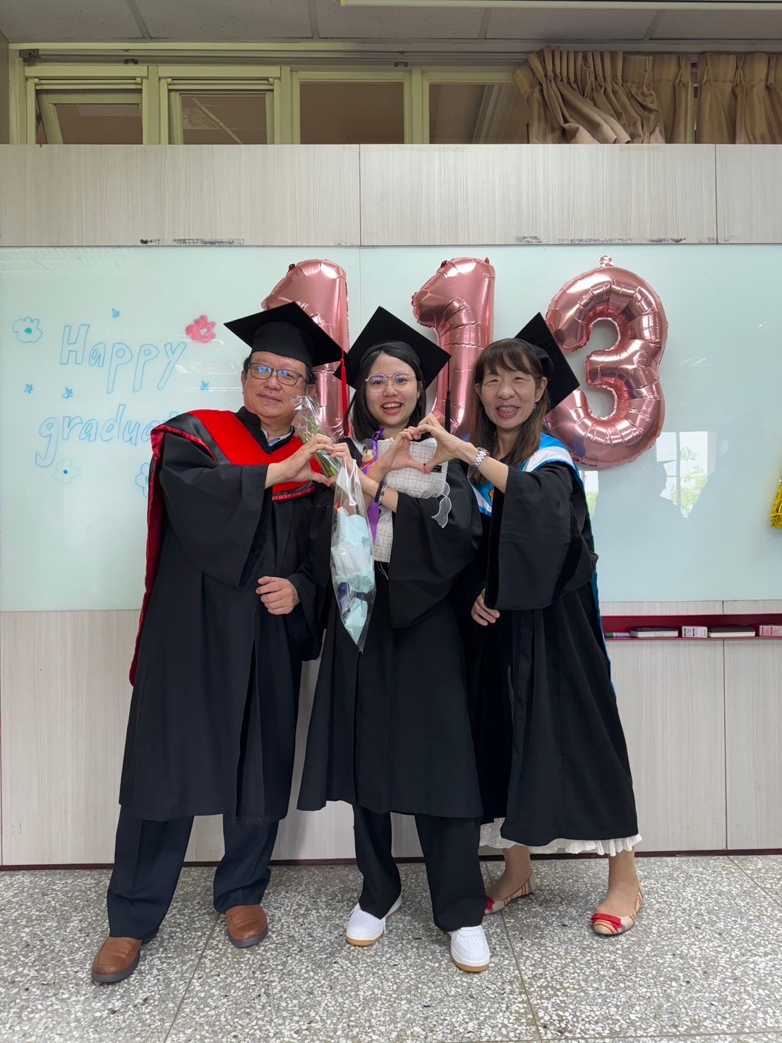 亞大聽語系應屆畢業生郭旻惠,榮獲榮獲聽力師國考第1名。圖為今年畢業典禮,該系聽力組田輝勣老師(左)、柳佩辰老師(右),與郭旻惠同學(中)合影。