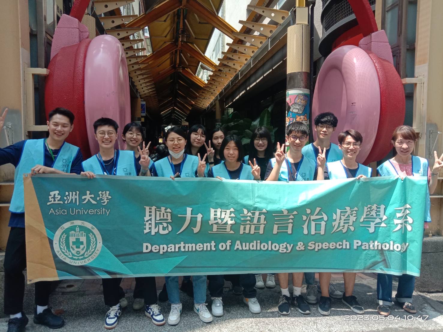圖為亞大聽語系同學,參與社區聽力篩檢活動,讓所學專業與實務結合。