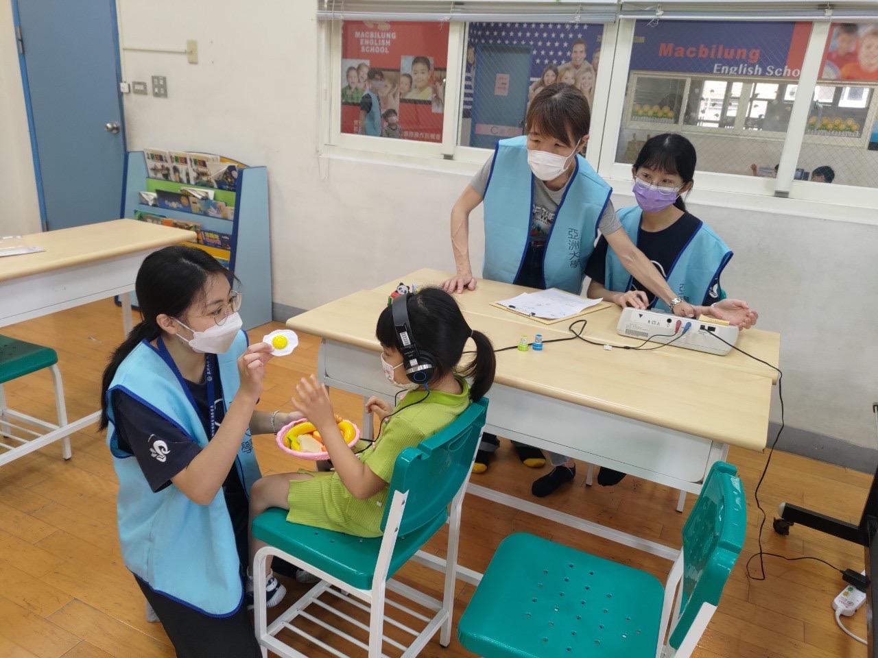 圖為亞大聽語系同學,到幼兒園以遊戲方式,為兒童進行聽力篩檢實習,強化實務專業能力。