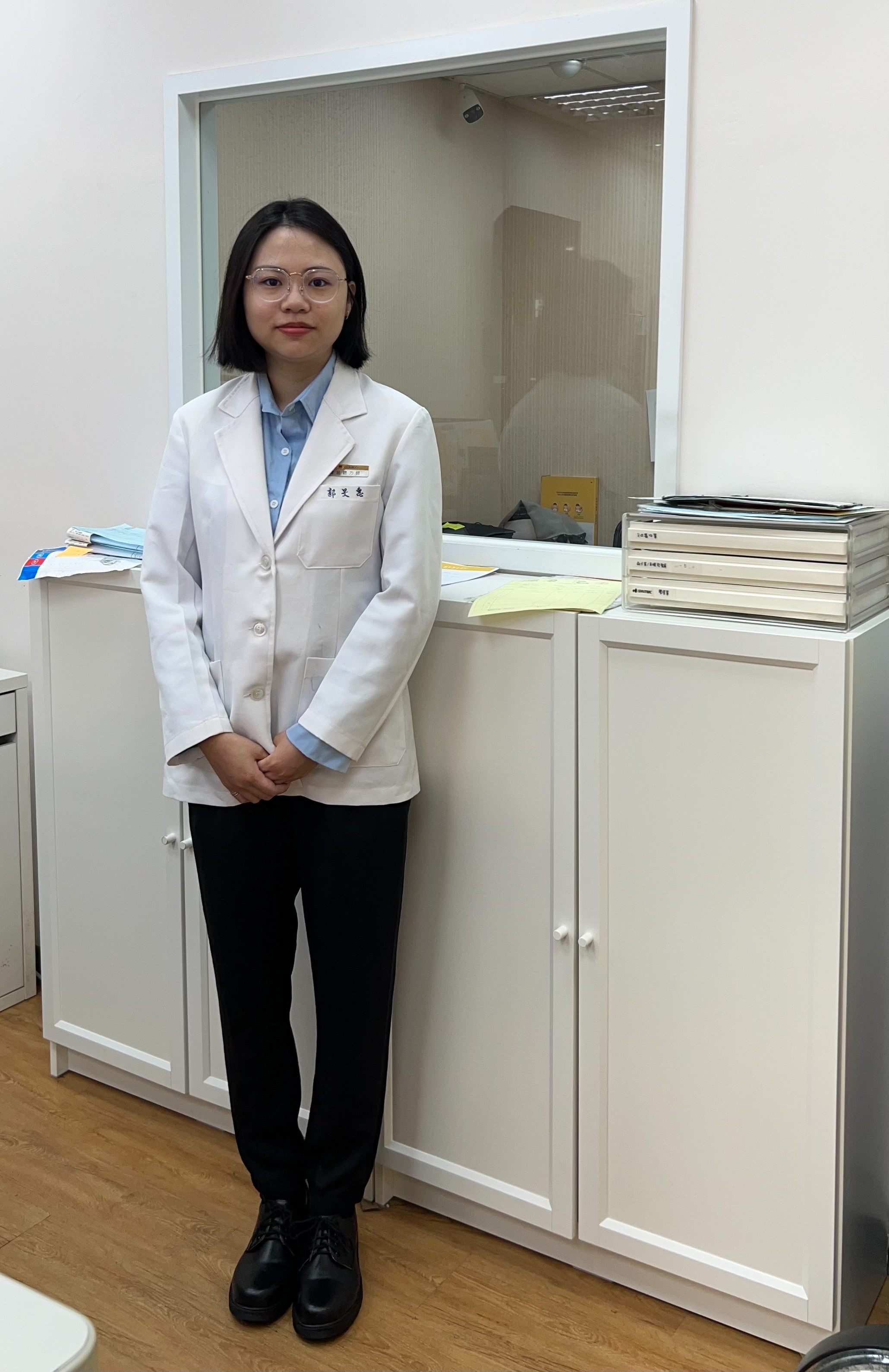 亞大聽語系應屆畢業生郭旻惠,榮獲榮獲聽力師國考第1名。圖為郭旻惠同學大四至助聽器公司校外聽力實習。