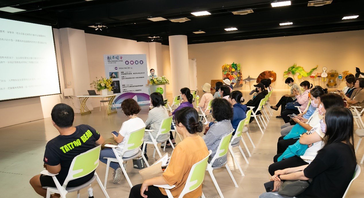 圖為亞大時尚系主任林青玫,分享「走進運動時光廊道-看見過去現在與未來」。