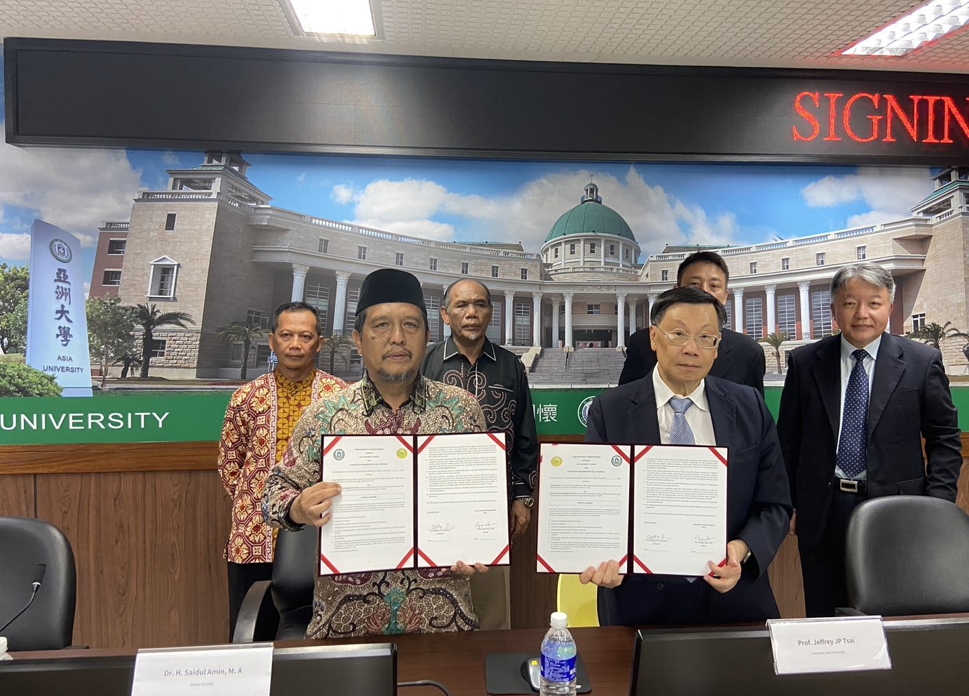圖為亞大校長蔡進發(前排右)、印尼UMRI大學校長Dr. H. Saidul Amin(前排右)簽訂合作備忘錄。