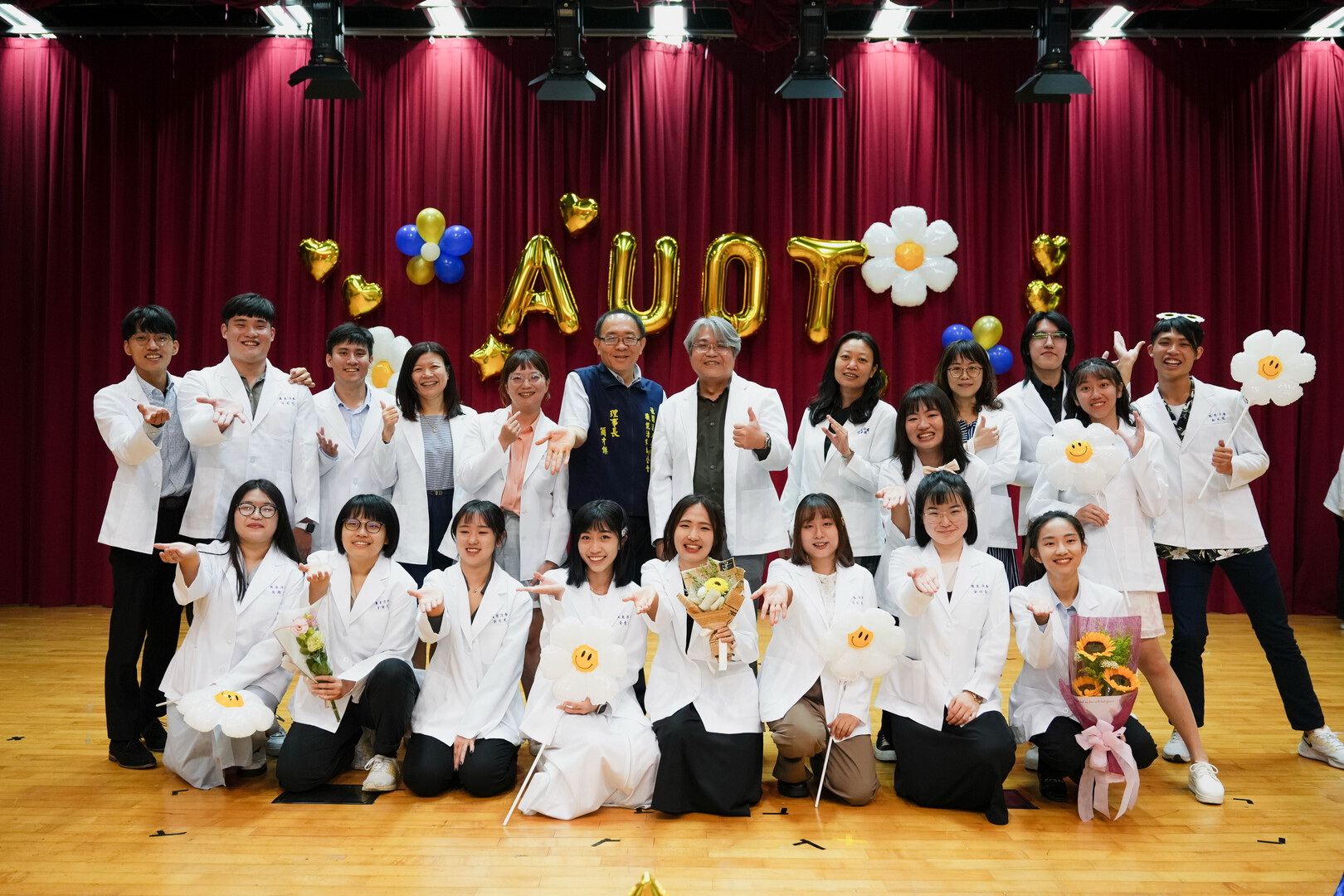 圖為亞大職治系今年應屆畢業生,國考通過率創新高,有12人在正式放榜前,已獲聘到大型醫院當職治師,月薪達50K以上。
