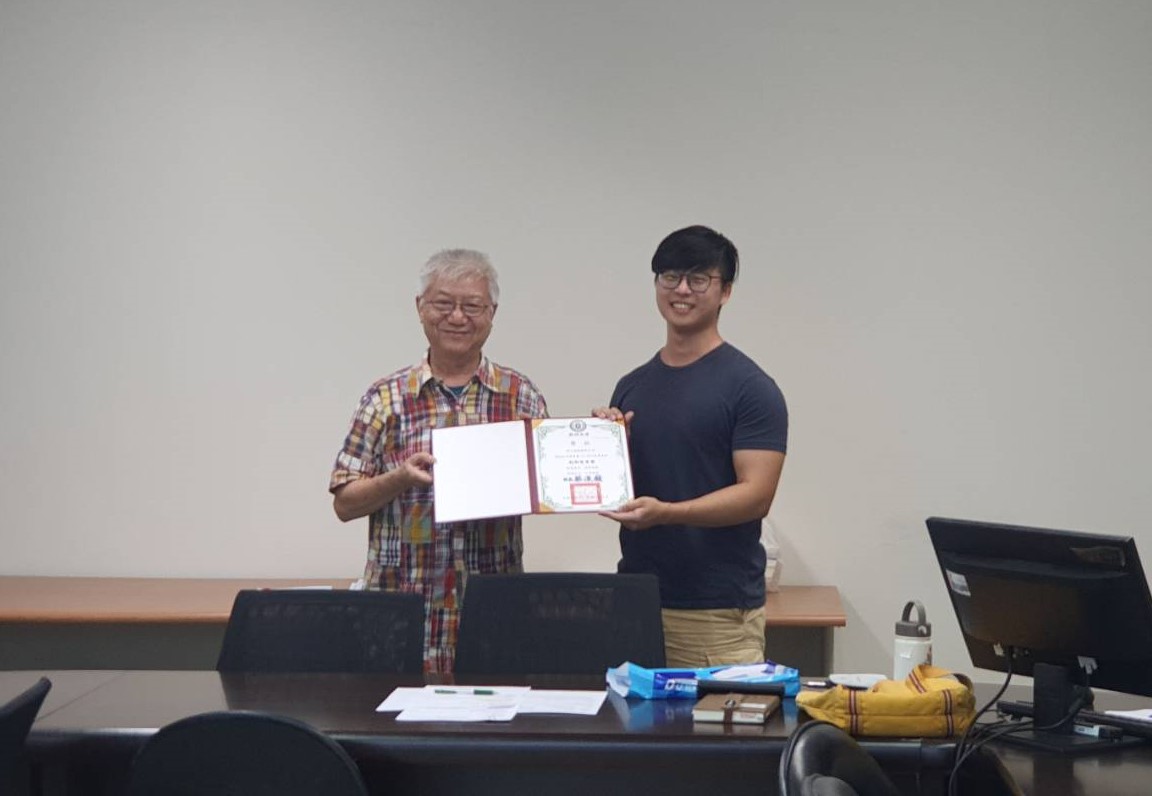 亞大學士後獸醫系闕壯啟同學(右),獲獸醫師國考第2名。圖為闕壯啟同學因成績表現優異,受該系創系主任簡基憲(左)表揚。