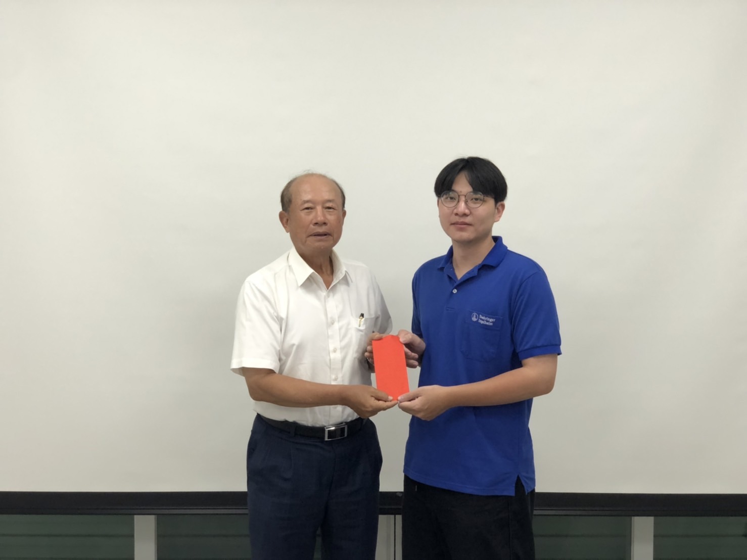 亞大學士後獸醫系連博弈同學(右),獲獸醫師國考第9名。