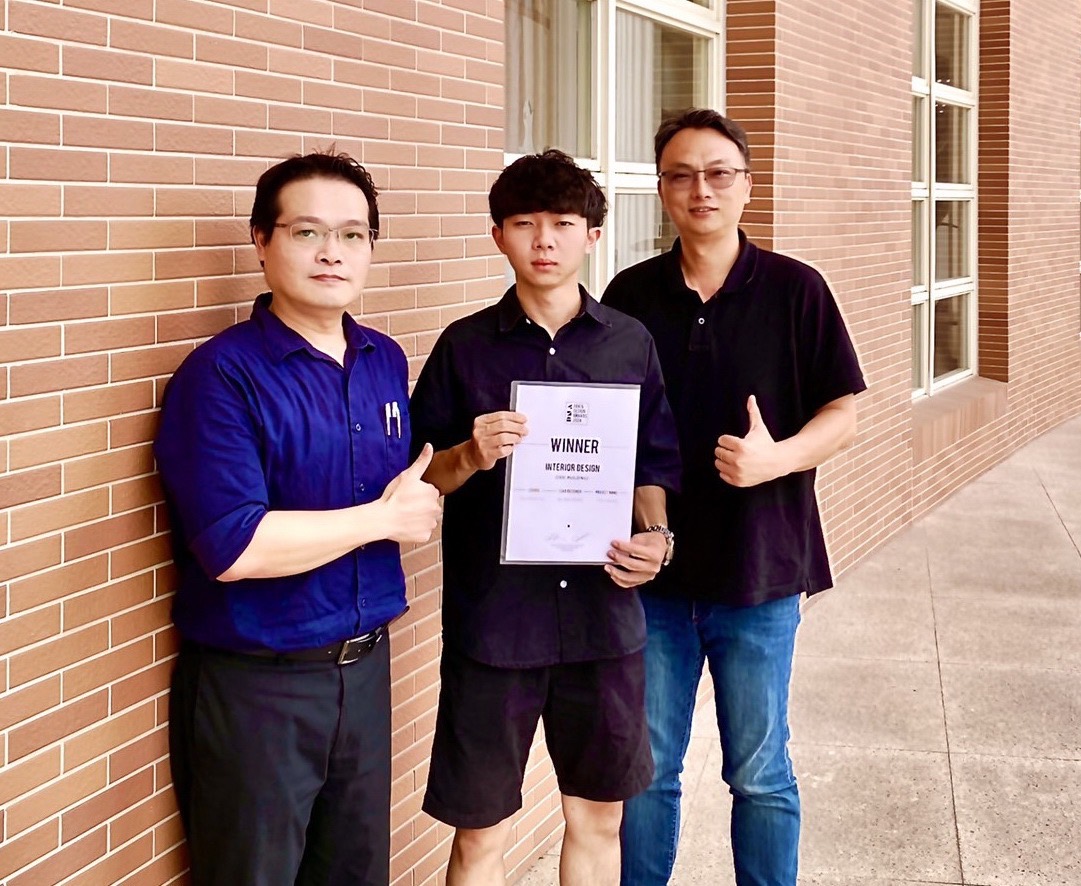 圖為亞大室設系張家浩同學(中),獲「2024法國DNA巴黎設計獎」首獎,與指導老師劉師源(左)、王志華右)合影。