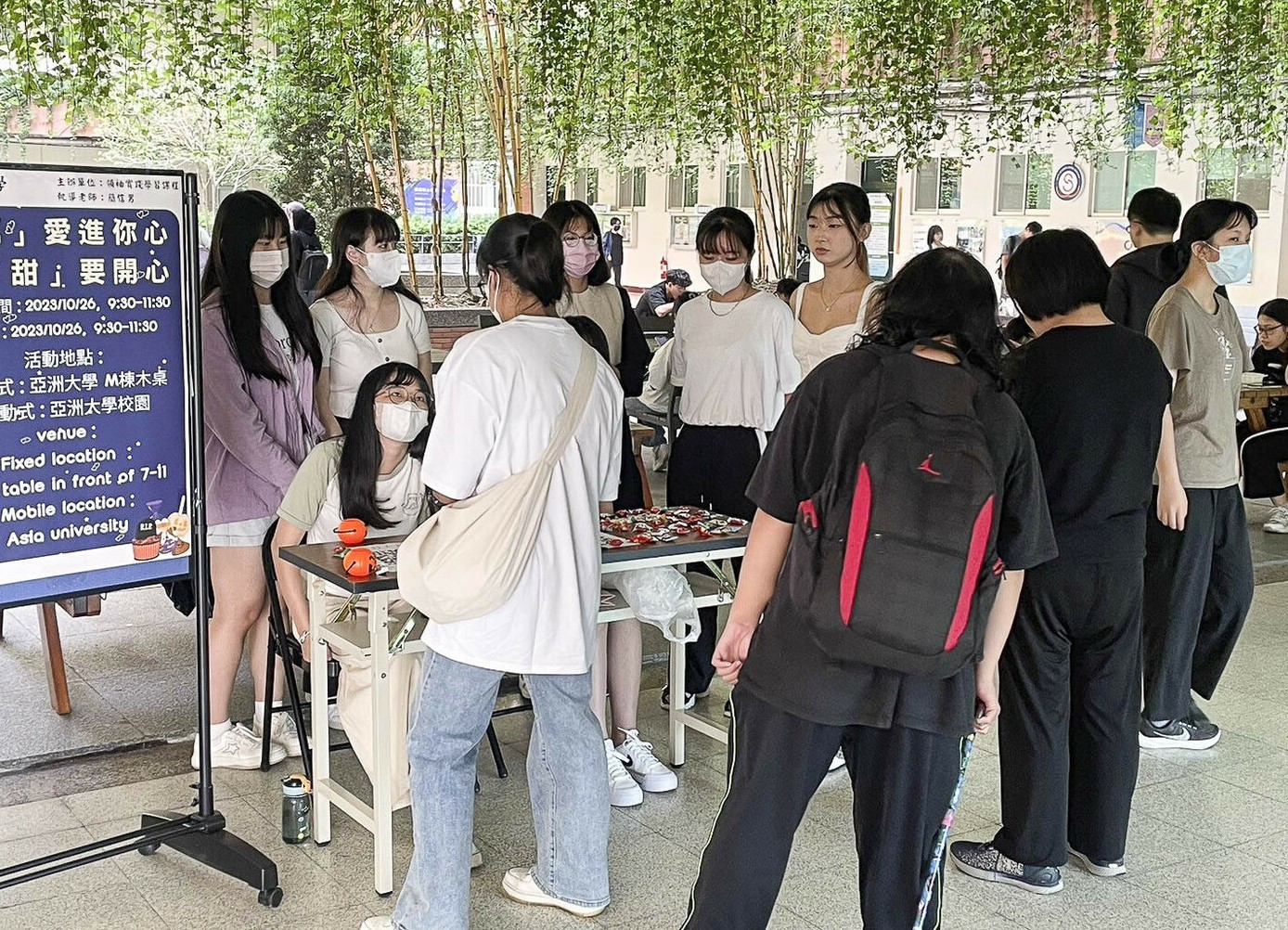 圖為亞大同學參加「領袖培力學程」課程,在校內規劃多項活動。