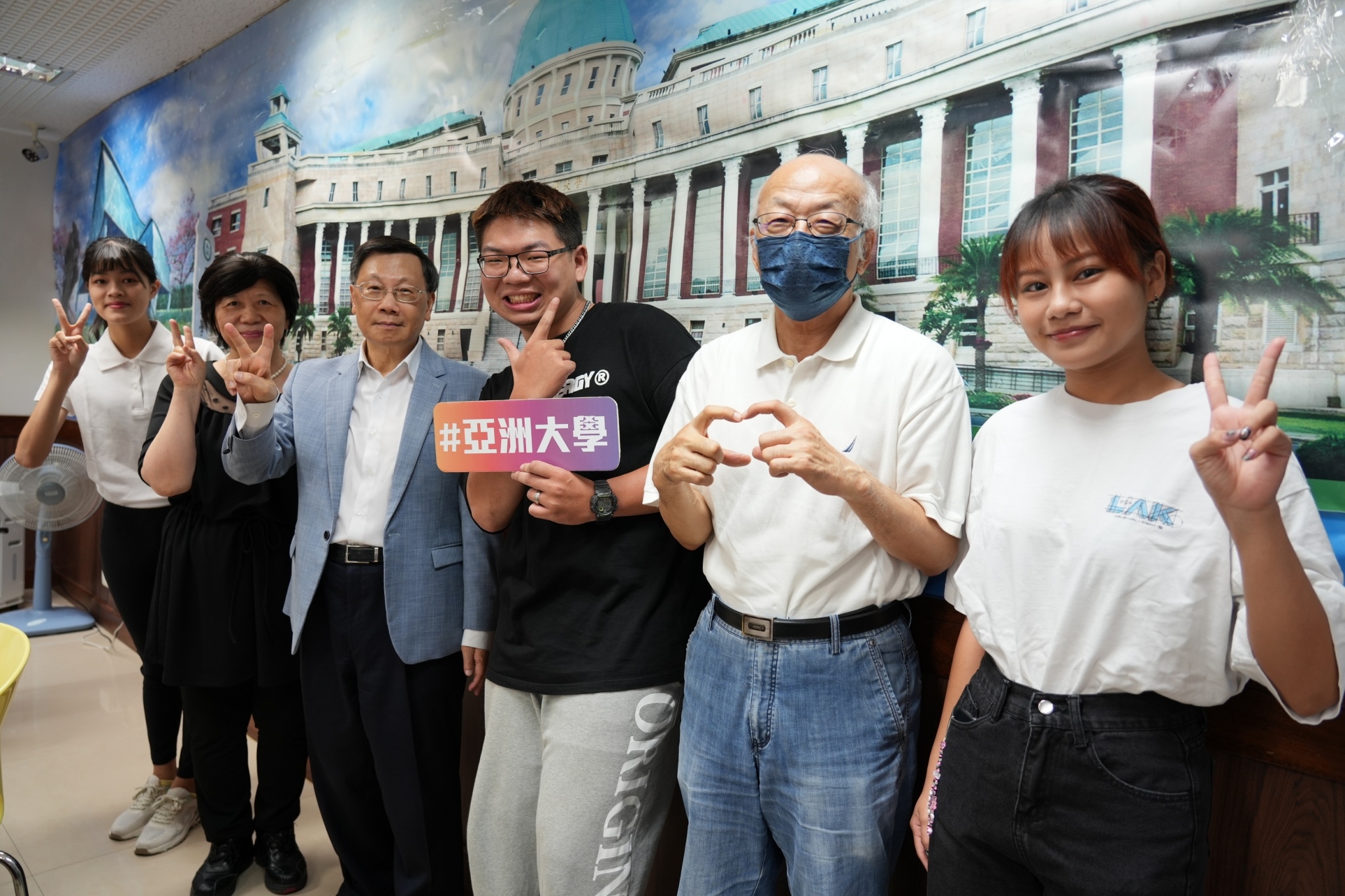 圖為參加「領袖培力學程」課程的亞大同學,在教師節前夕規劃快閃活動,與校長蔡進發(右4)等師長合影。