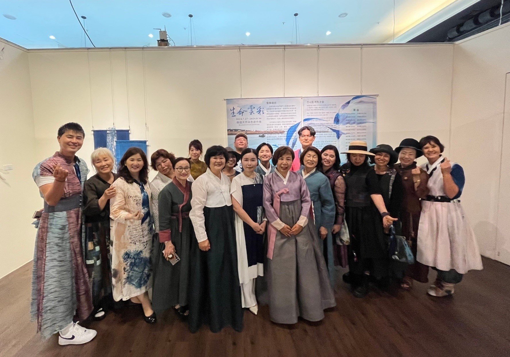 圖為亞大時尚系主任林青玫(前排左7),擔任「生命雲彩」韓國天然染色創作展策展人,與全體工藝師合影。
