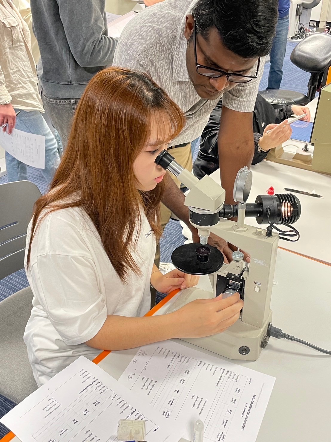 圖為亞大視光系同學,在澳洲新南威爾斯大學視光學院,參與研究計畫。