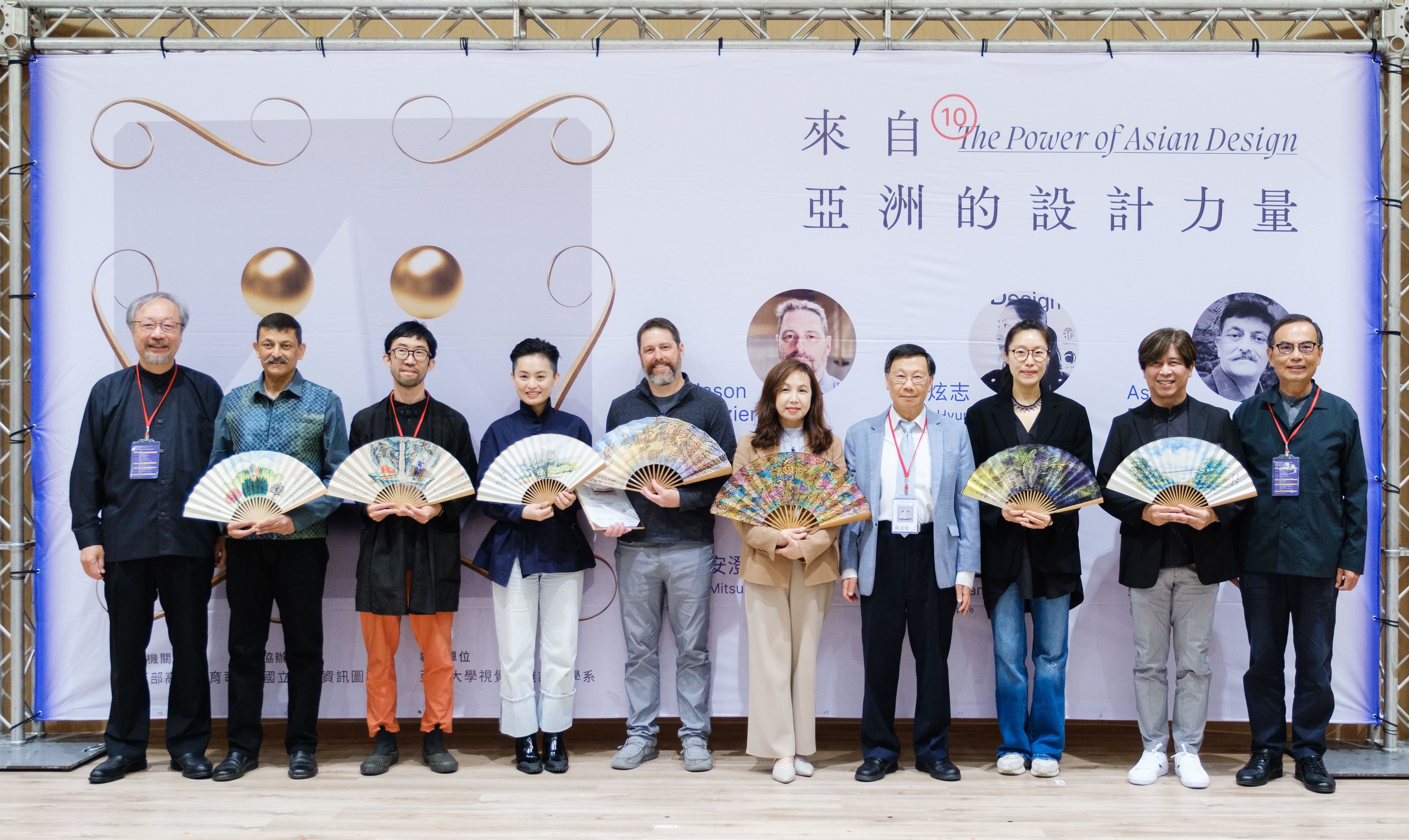 圖為亞大校長蔡進發(右4)、亞大講座教授林磐聳(左1),去年與參與第10屆「來自亞洲的設計力量」的6位國際設計大師等人合影。