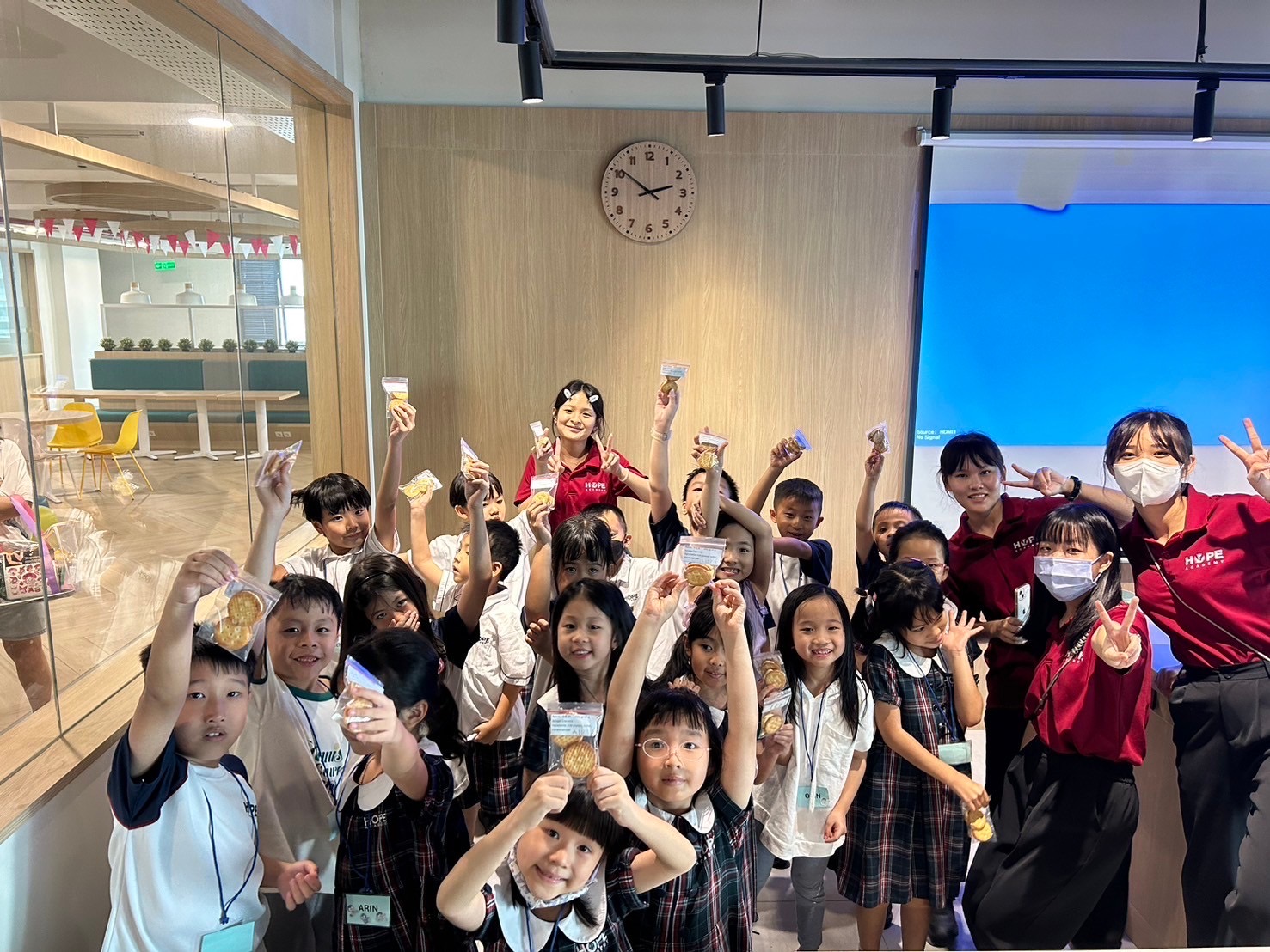 圖為亞大團隊設計的台灣傳統文化之旅課程活動,帶領幼童製作牛軋餅。