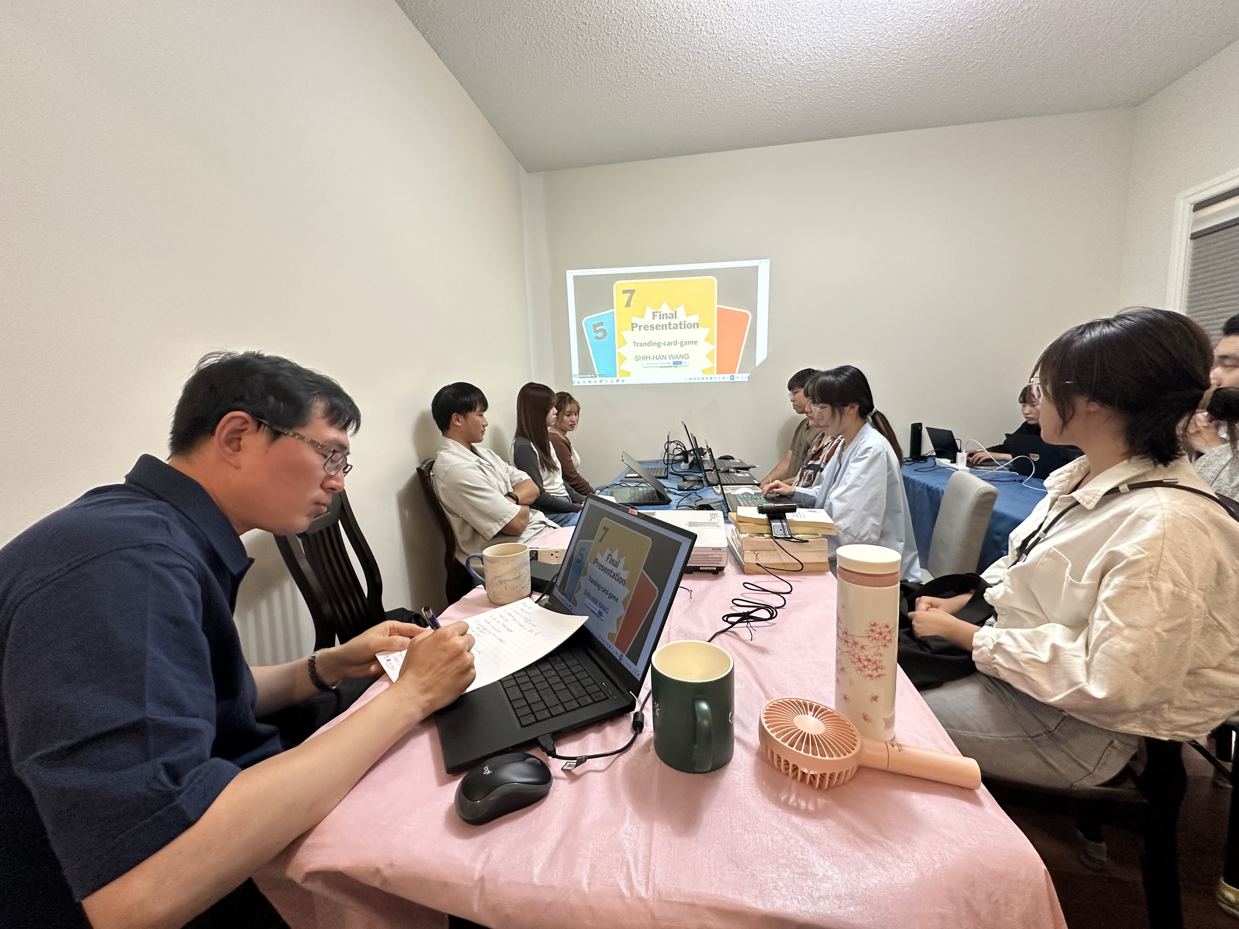 圖為加拿大阿薩巴斯卡大學 Maiga Chang 教授(左1),與亞大外文系同學討論成果。