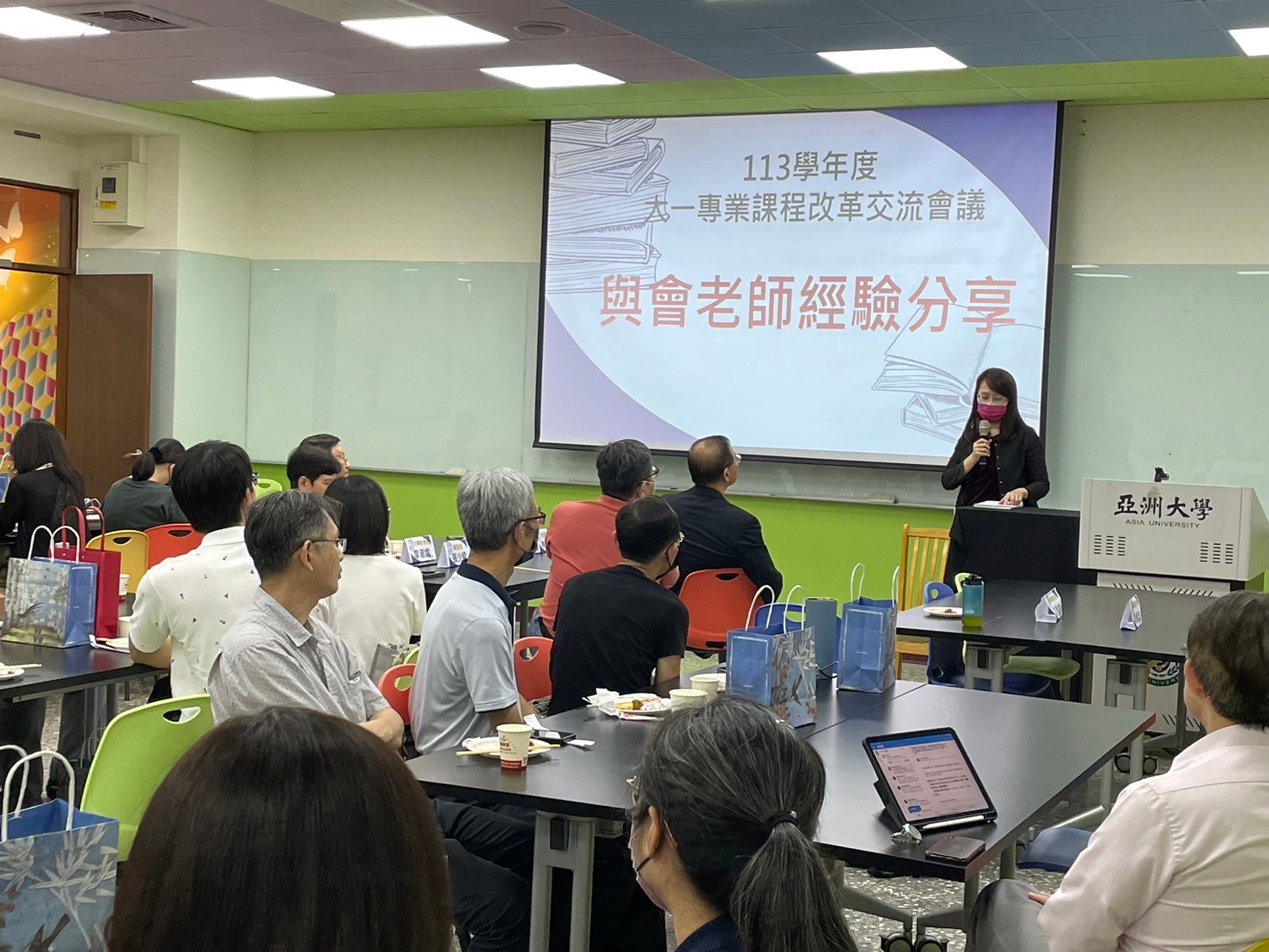 圖為健管系邱鈴真老師,分享邀請業界專家演講,提供學生職場建議。