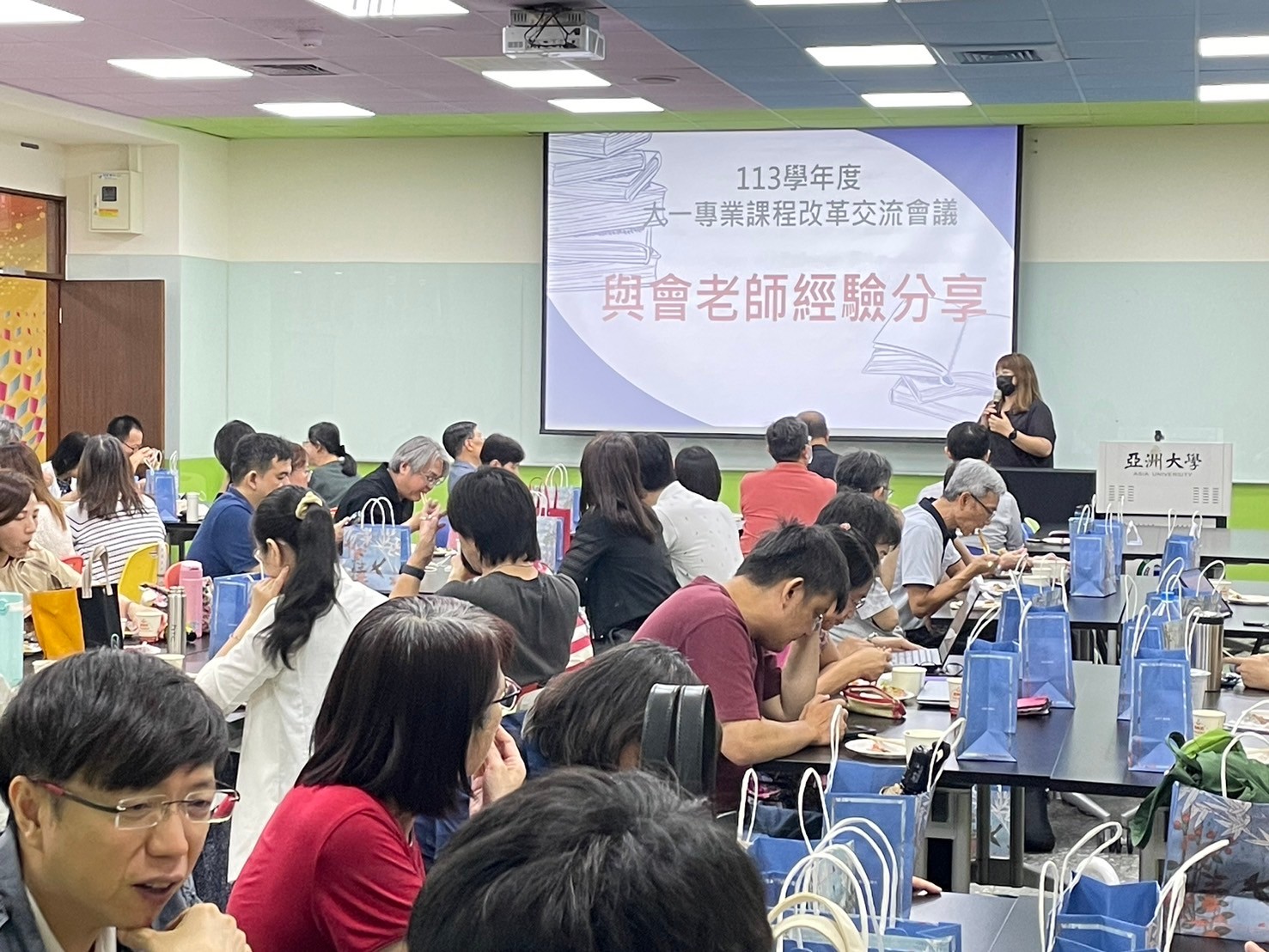 圖為亞大幼教系卓美心老師,分享魚缸教學法。