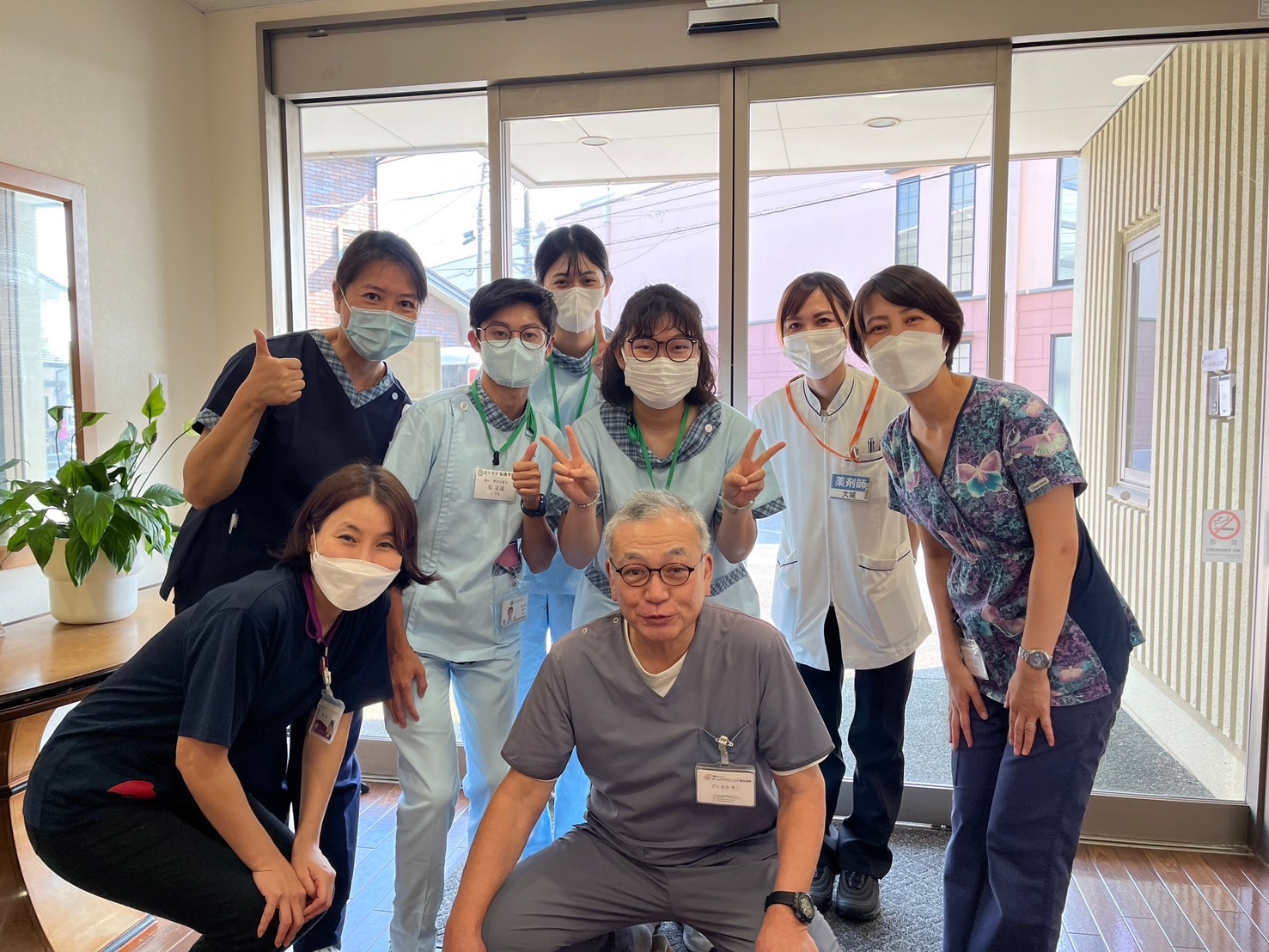 圖為亞大護理學院同學,在日本實習時參與長期照護機構醫療巡診。