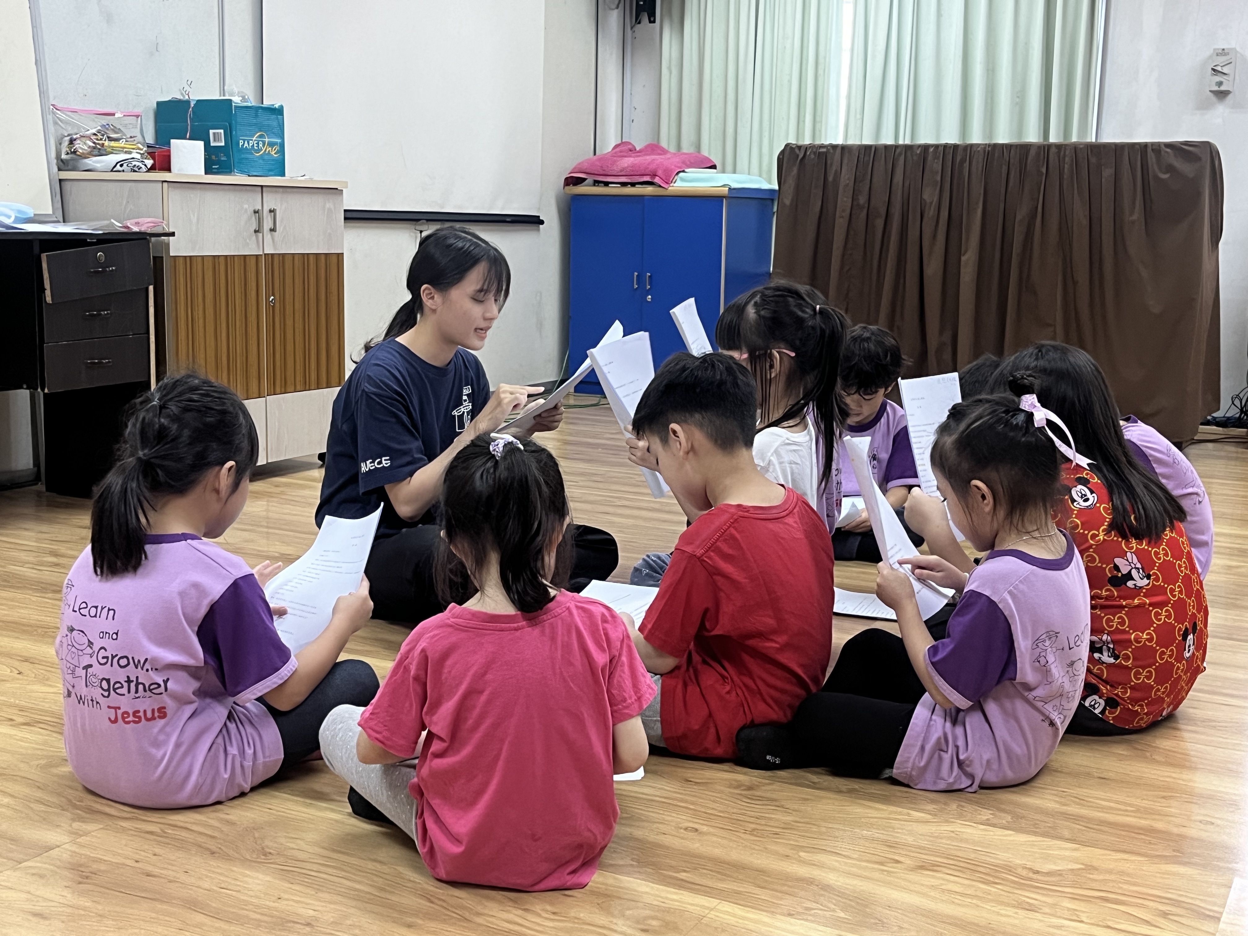 圖為亞大幼教系胡尹薰同學時,在馬來西亞實習時帶領幼兒練習劇本。