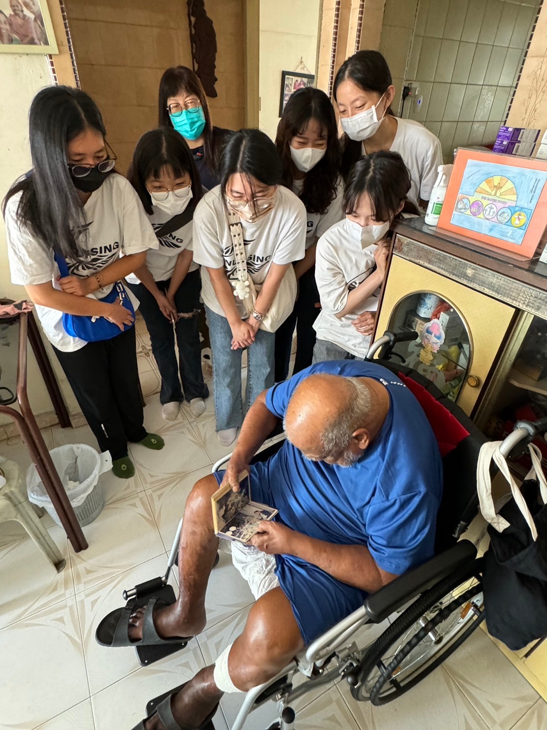 圖為亞大護理學院同學,在新加坡St. Hilda’s Community Service Center社區服務中心實習,與新加坡護理師一起進行居家護理。