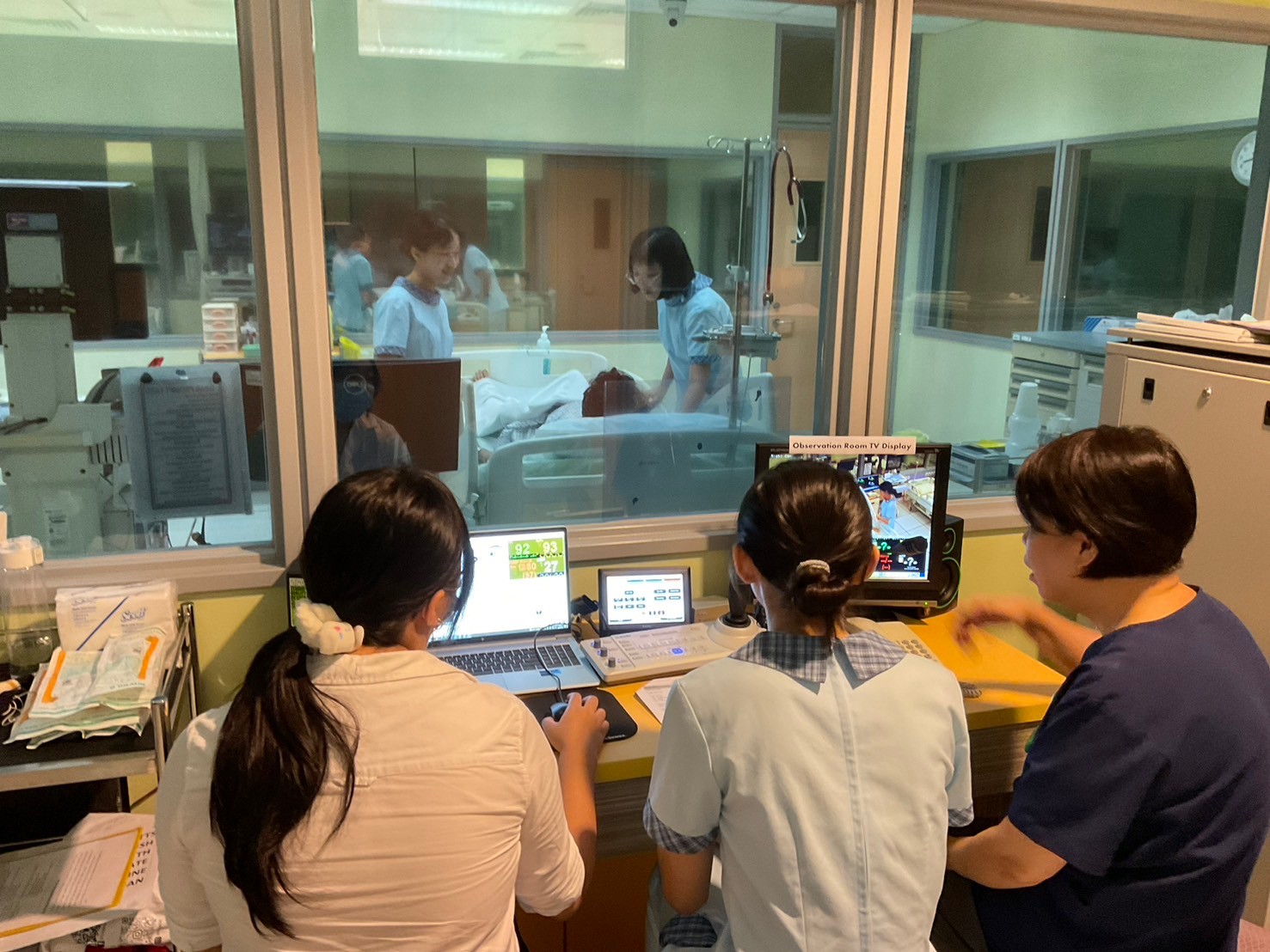 圖為亞大護理學院同學,在新加坡南洋理工學院,參與擬真情境教學。