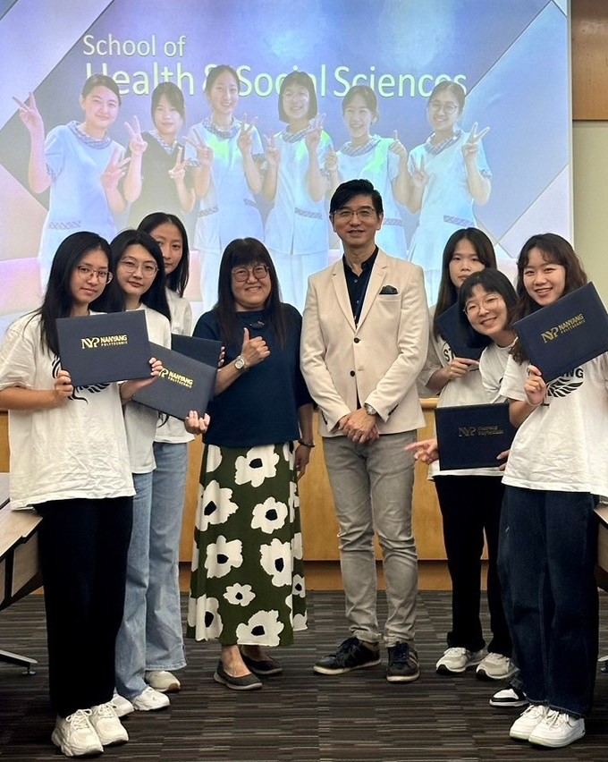 圖為新加坡南洋理工學院護理與健康學院長Dr BRYAN CHUA(右4)、亞大護理學院靖永潔老師(右5),與6位亞大同學合影。