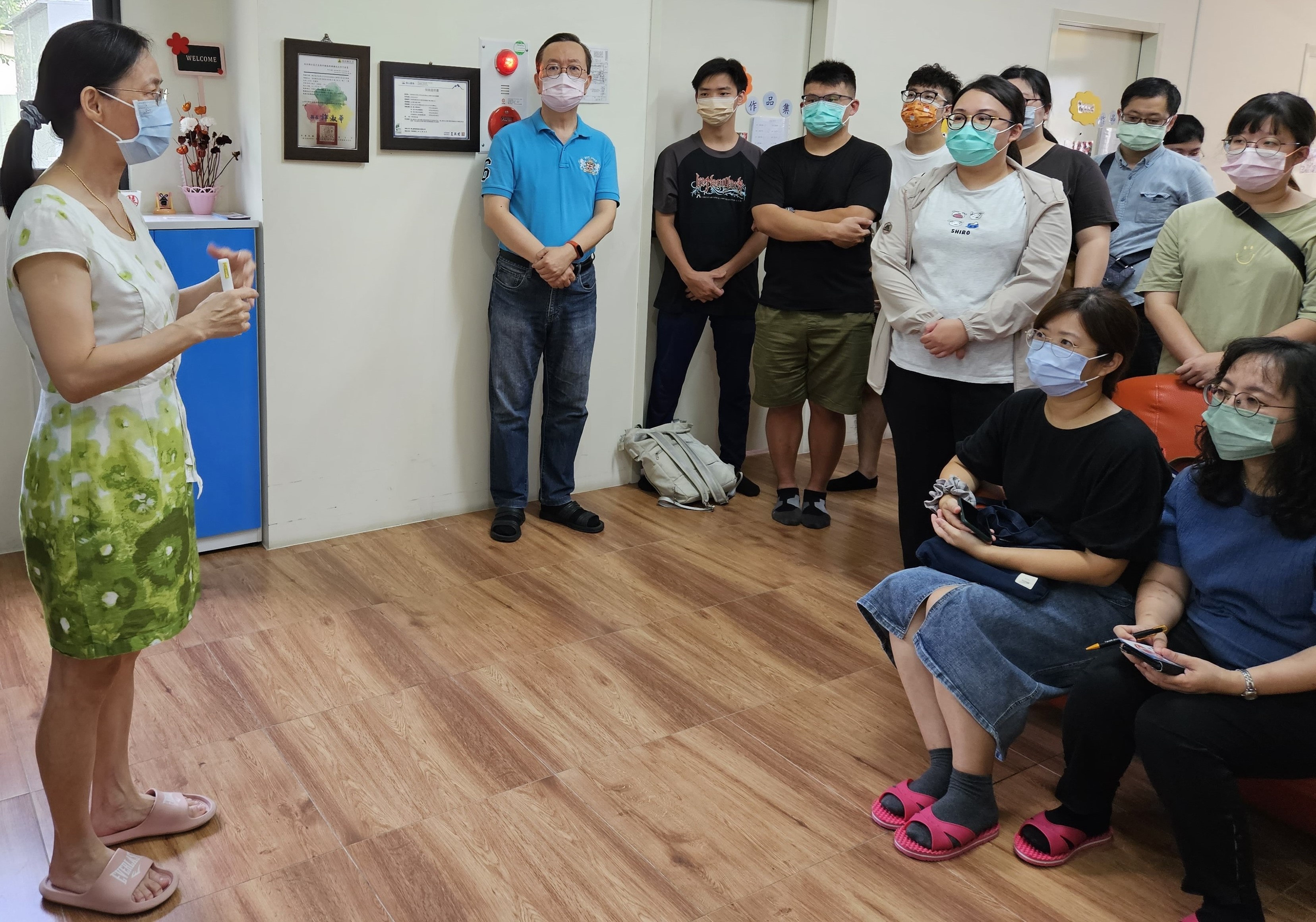 圖為亞大學士後護理系,帶領同學到長照機構進行職涯參訪。