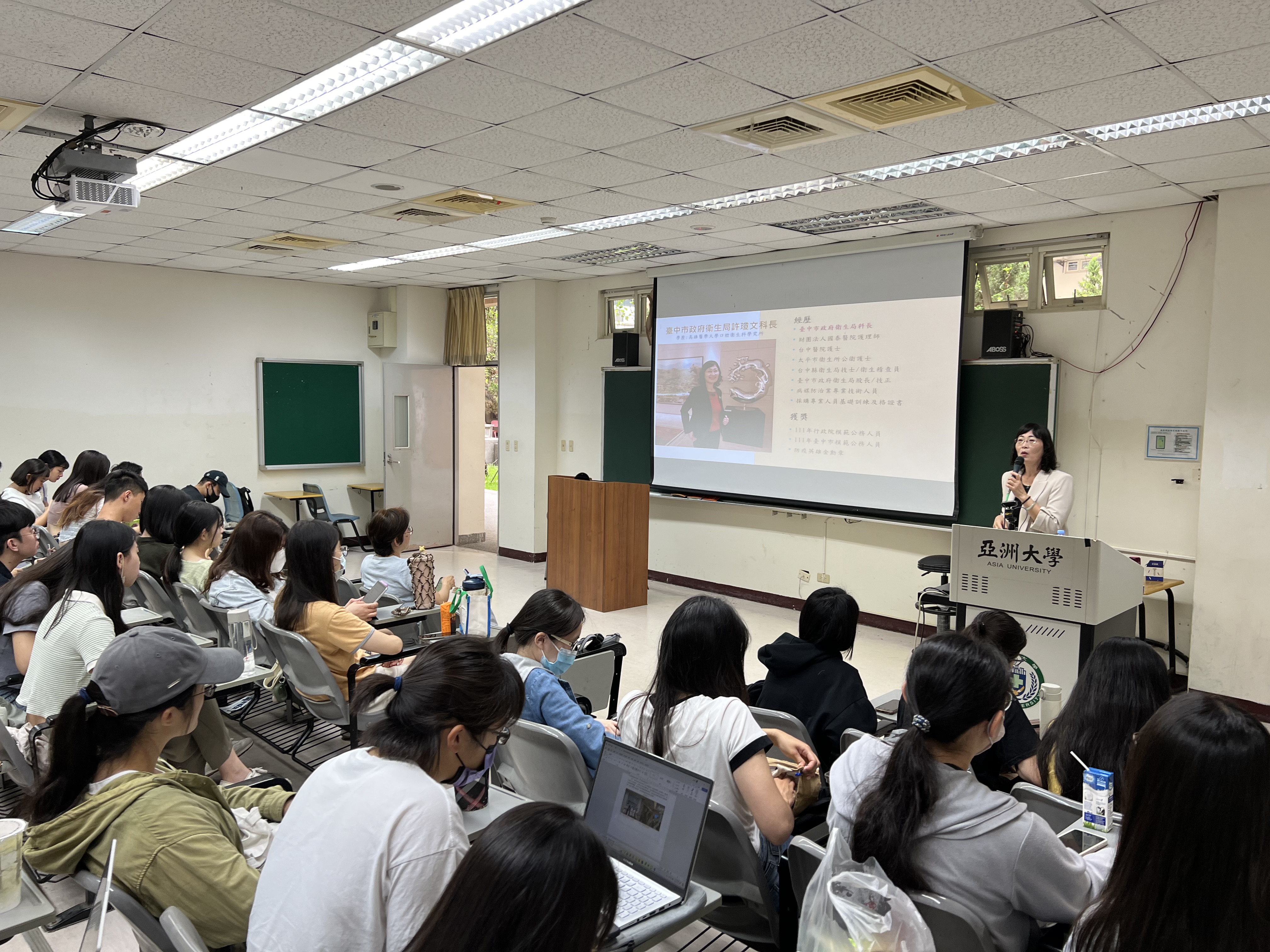 圖為亞大護理系，邀請台中市衛生局許瓊文科長分享實務經驗，提供同學職涯規劃。