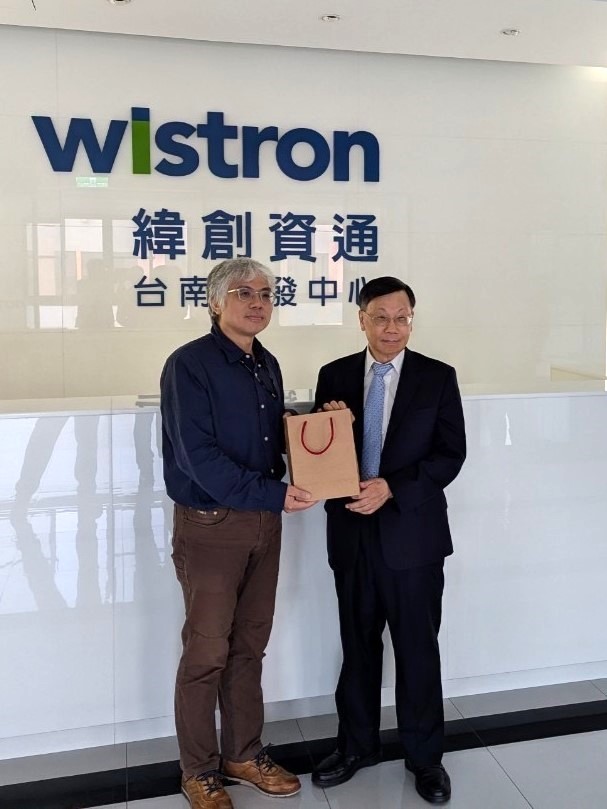 亞洲大學校長蔡進發(右)與緯創資通前瞻技術中心資深技術經理黃彥文博士,於參訪後合影。