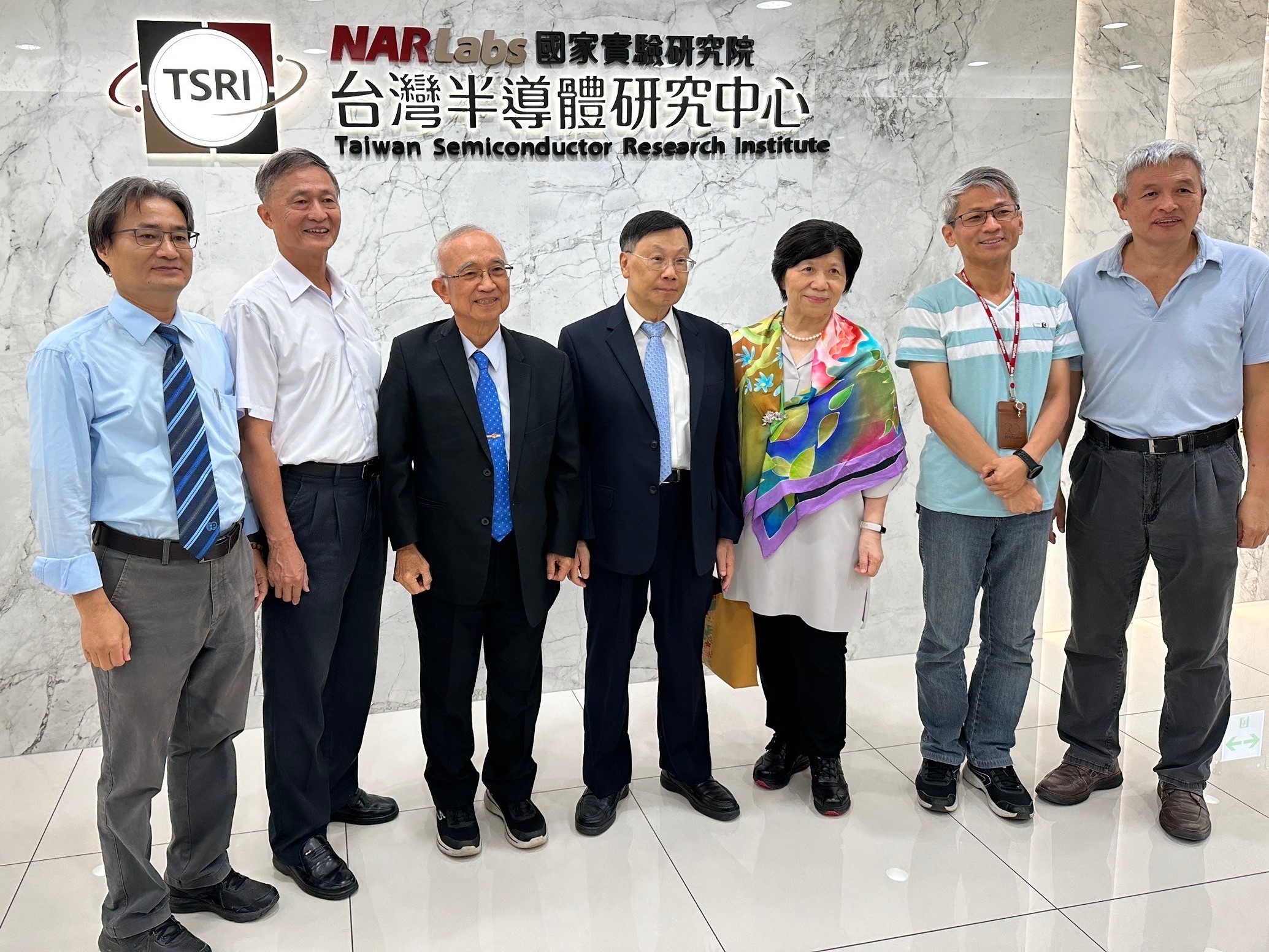 亞洲大學、成大智慧半導體及永續製造學院合作,共同培育半導體人才。亞大校長蔡進發(左四)、成大半導體學院院長蘇炎坤(左三)與師長,於國研院台灣半導體研究中心合影。