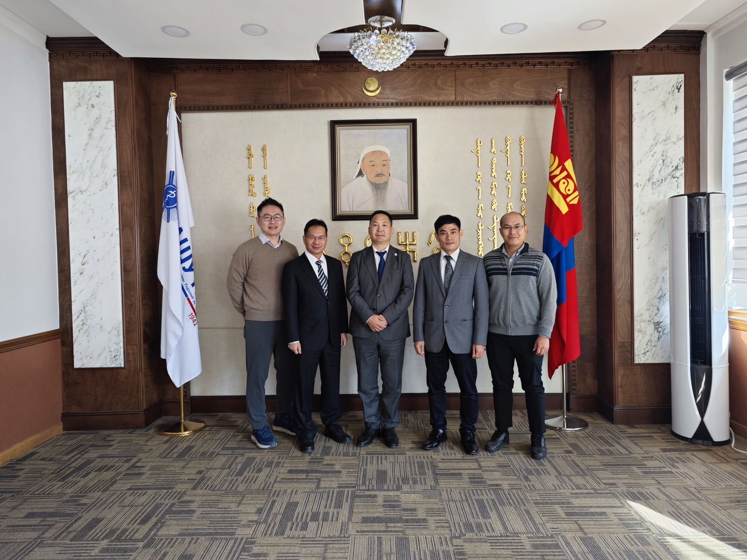 圖為亞大訪問團參訪蒙古國立醫科大學,與該校研究與國際事務副校長Tsolmon Bilegtsaikhan(中)合影。